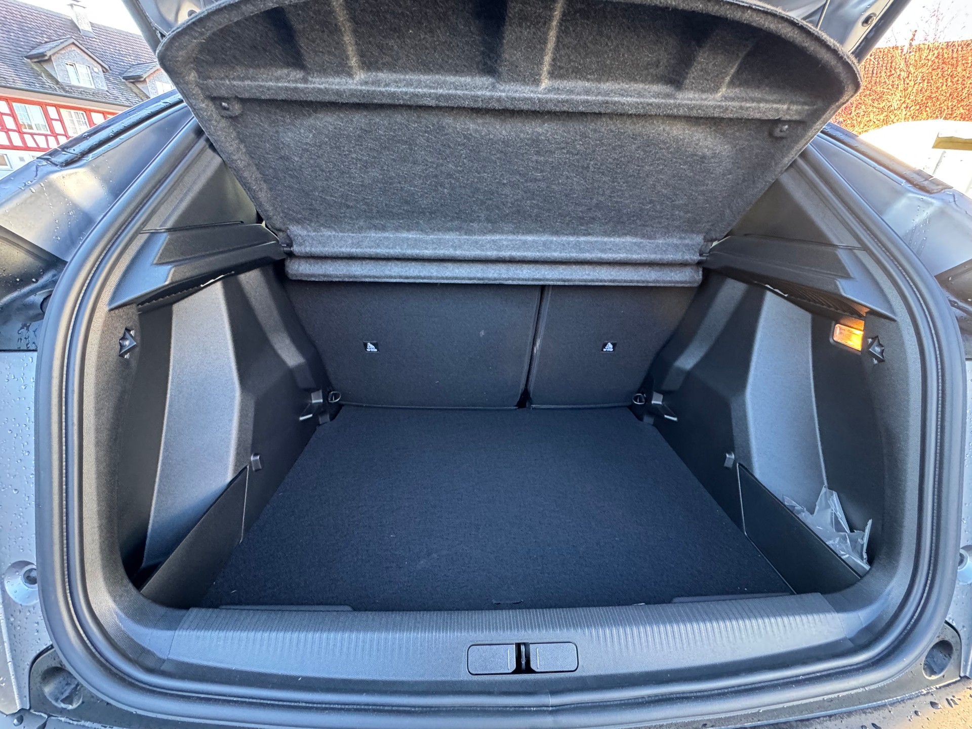 PEUGEOT 2008 1.2 145 MHEV Allure-image-8