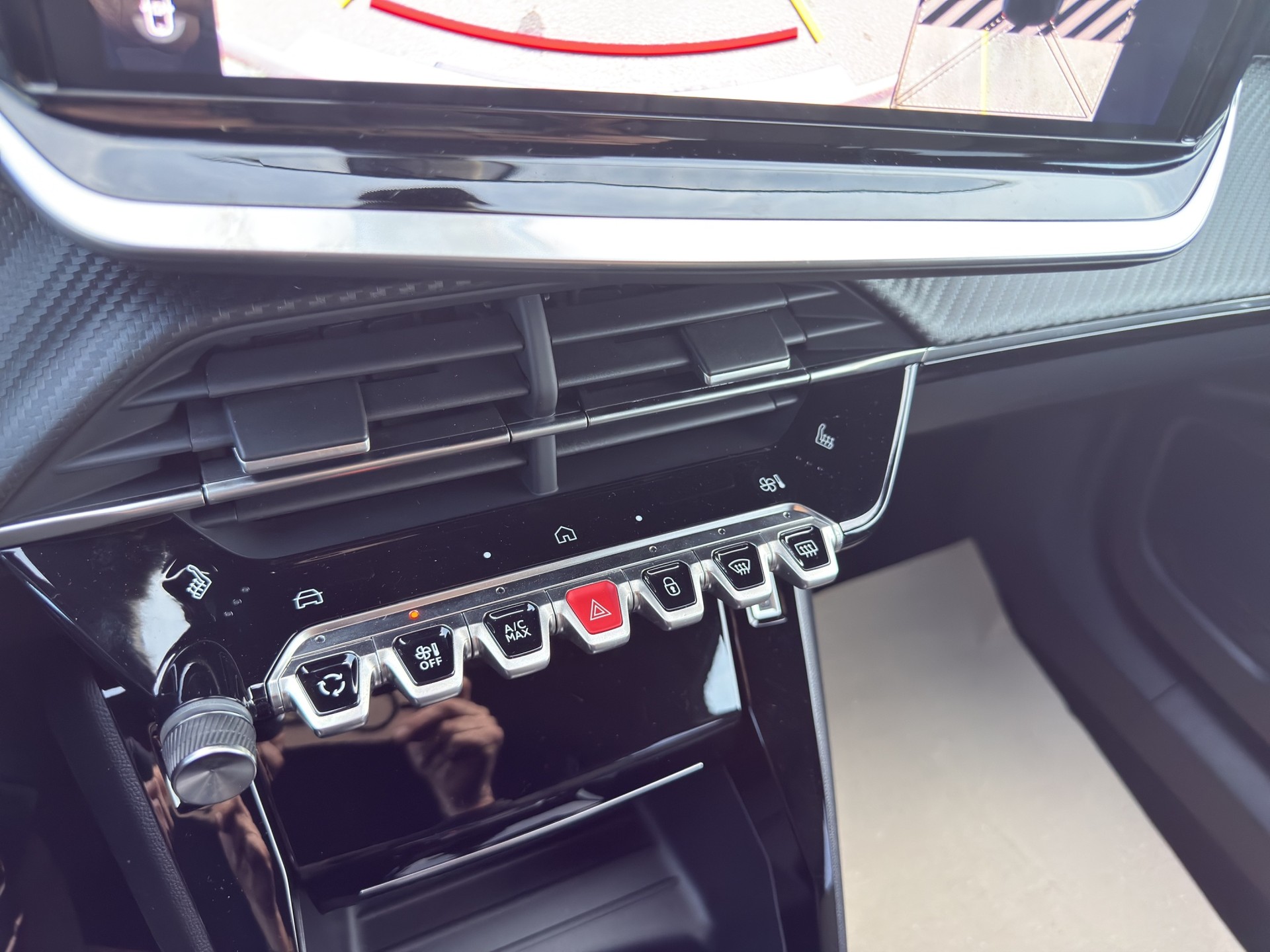 PEUGEOT 2008 1.2 145 MHEV Allure-image-13