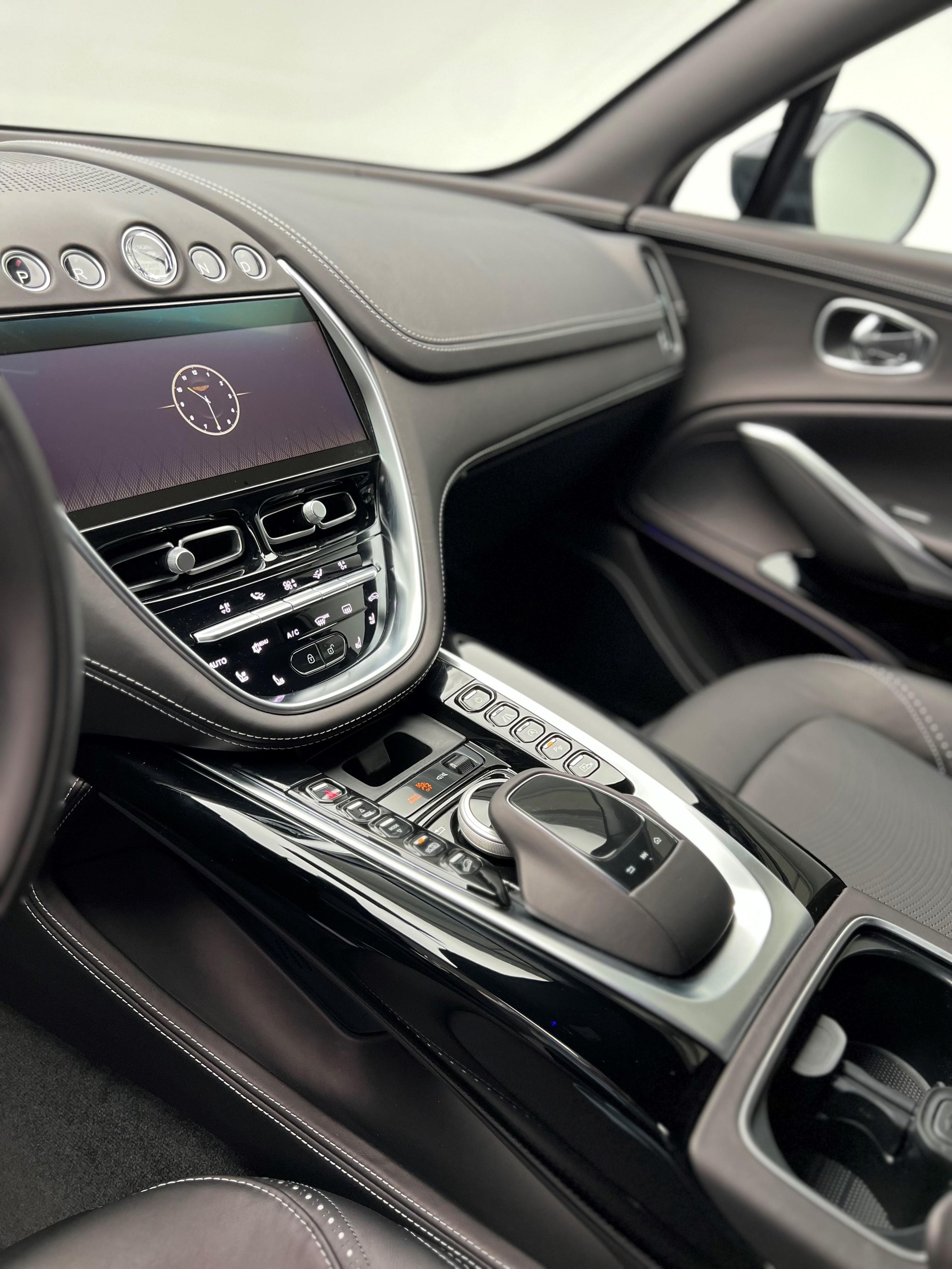ASTON MARTIN DBX 4.0 V8 Bi-Turbo-image-10