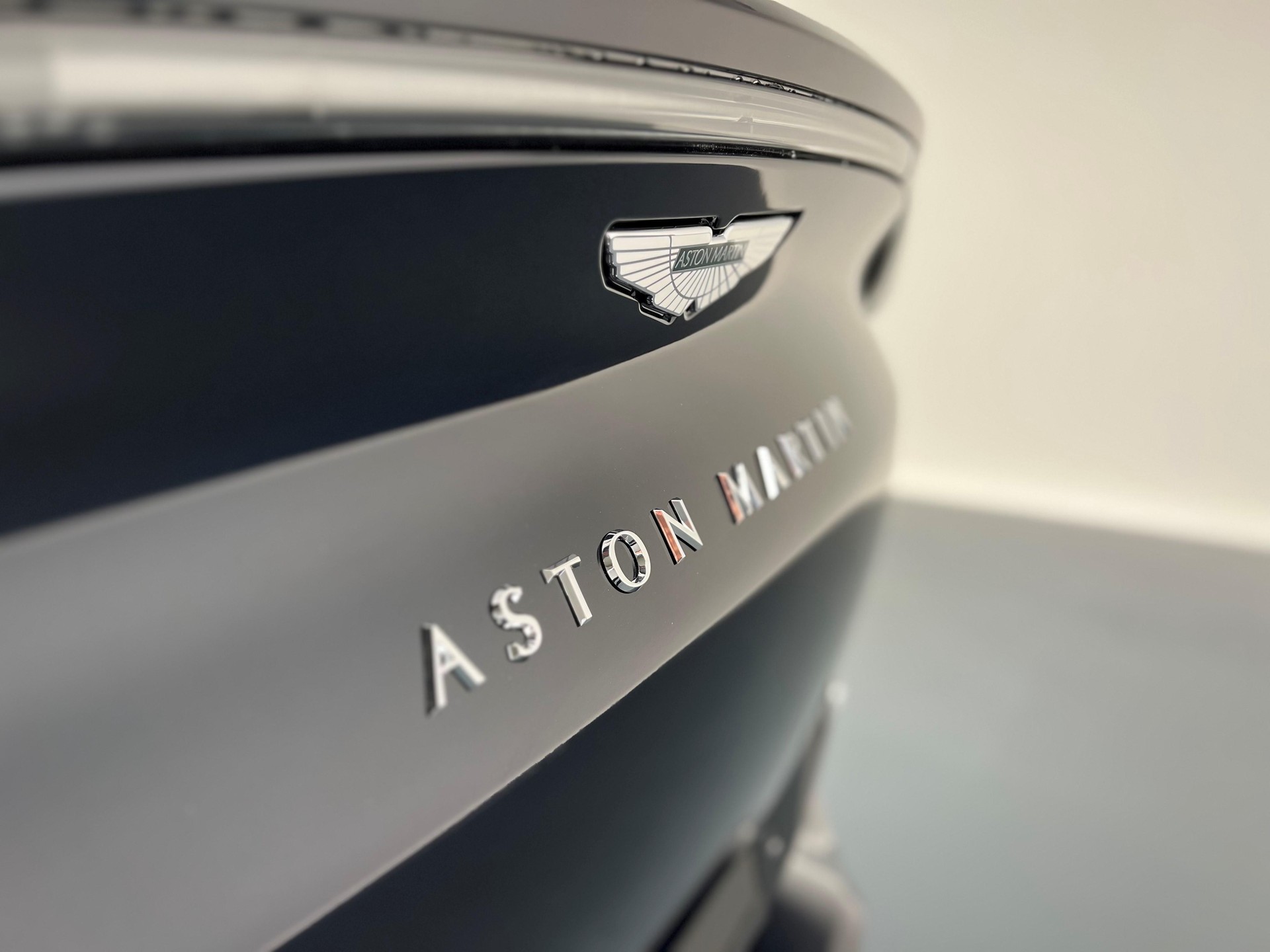 ASTON MARTIN DBX 4.0 V8 Bi-Turbo-image-22