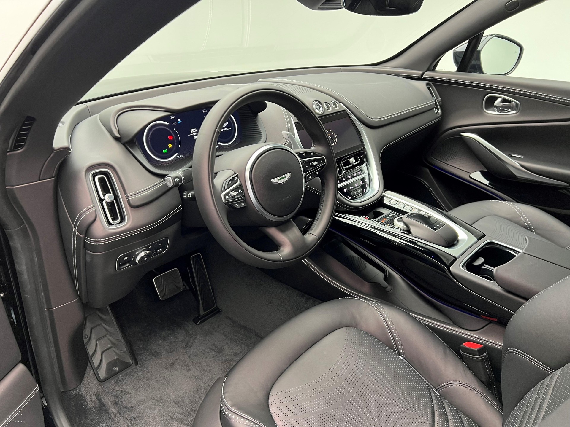 ASTON MARTIN DBX 4.0 V8 Bi-Turbo-image-3