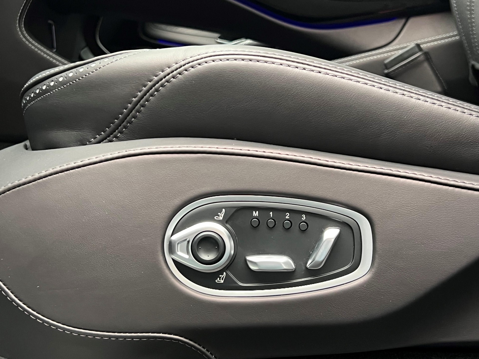 ASTON MARTIN DBX 4.0 V8 Bi-Turbo-image-8