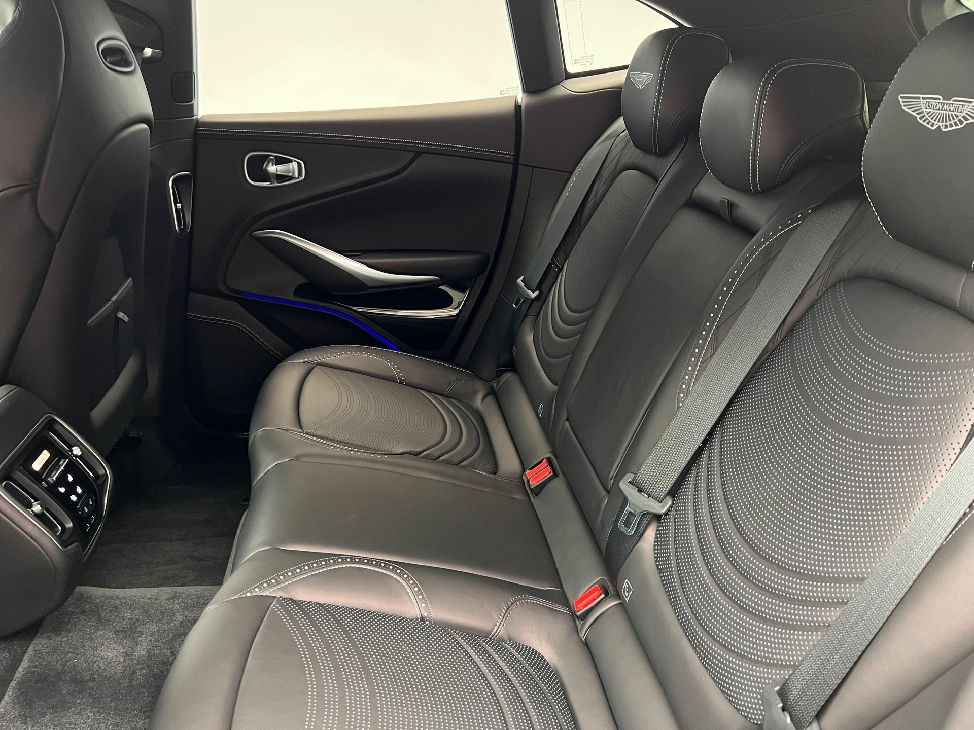 ASTON MARTIN DBX 4.0 V8 Bi-Turbo-image-14