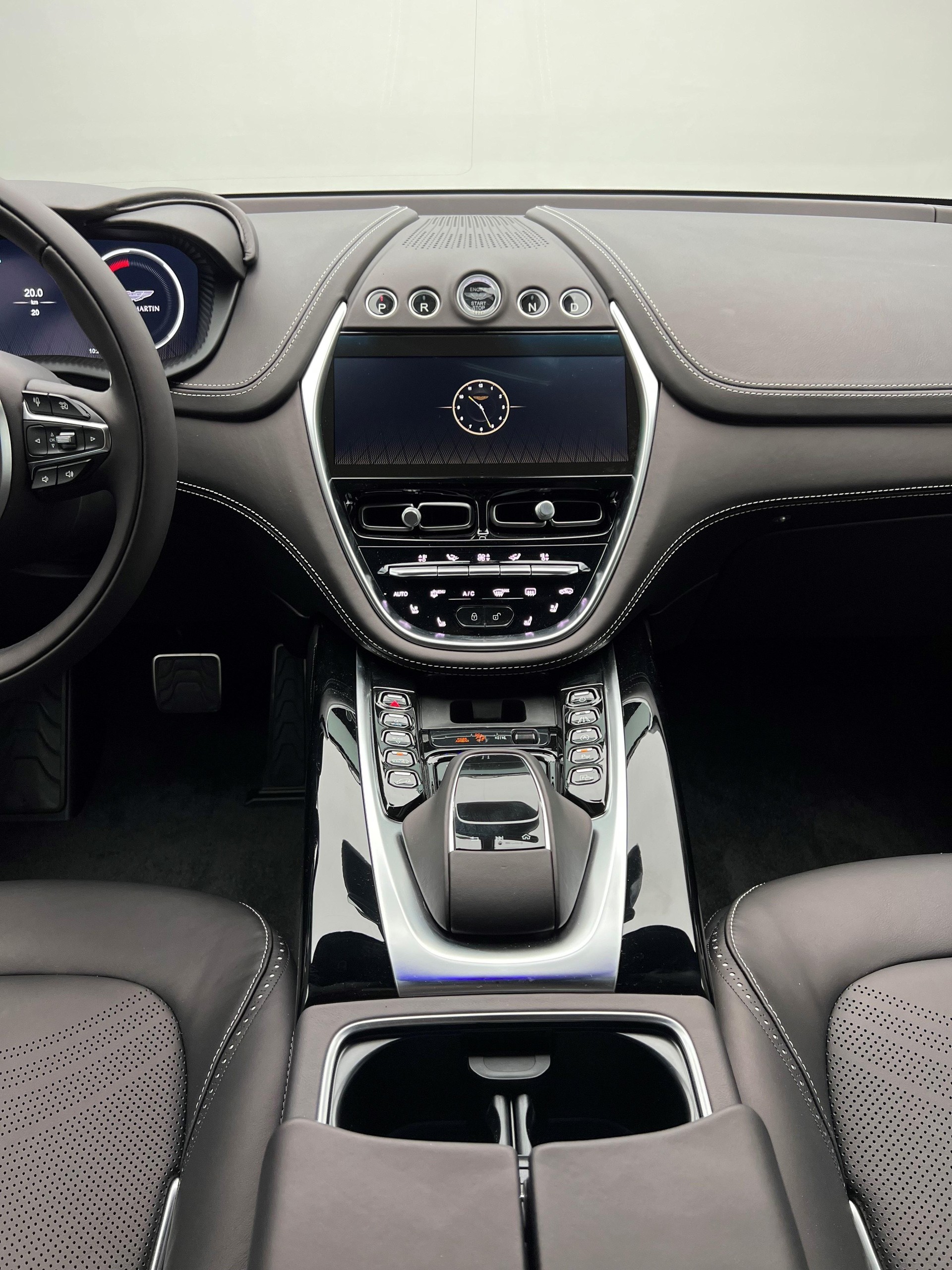ASTON MARTIN DBX 4.0 V8 Bi-Turbo-image-11