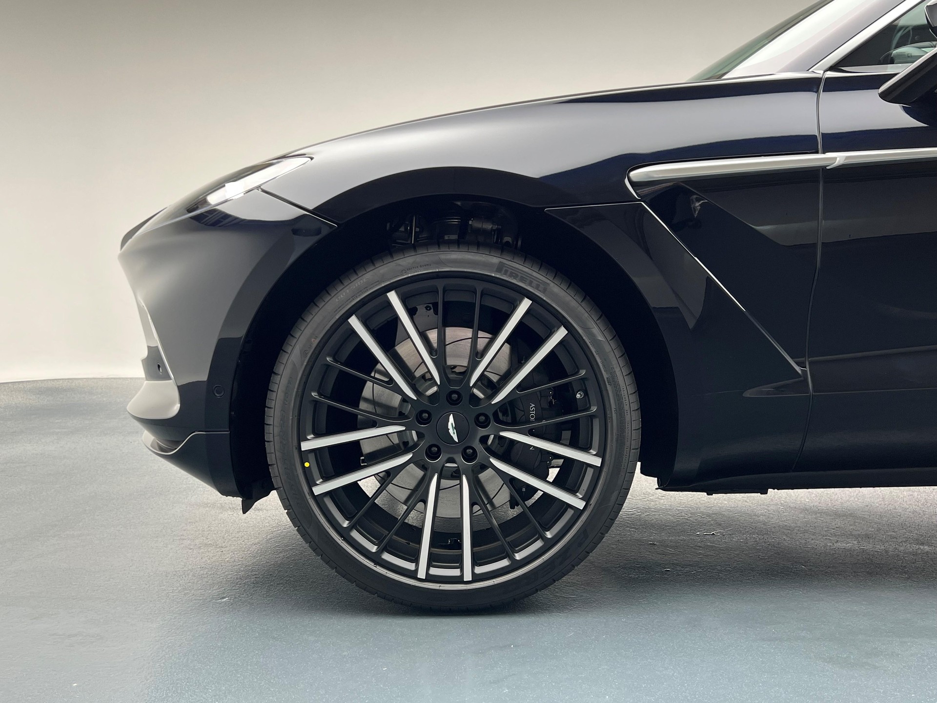 ASTON MARTIN DBX 4.0 V8 Bi-Turbo-image-15