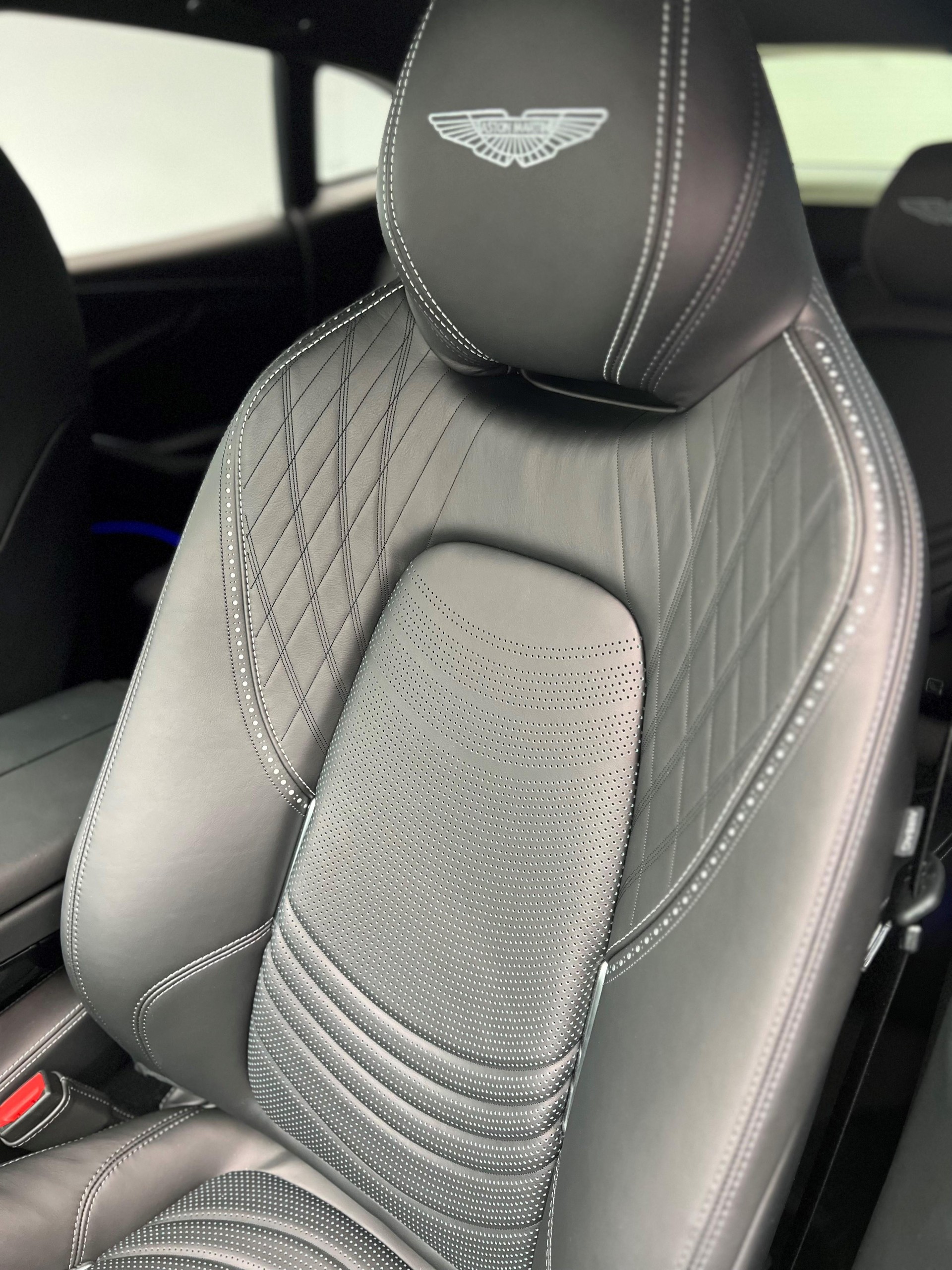 ASTON MARTIN DBX 4.0 V8 Bi-Turbo-image-6