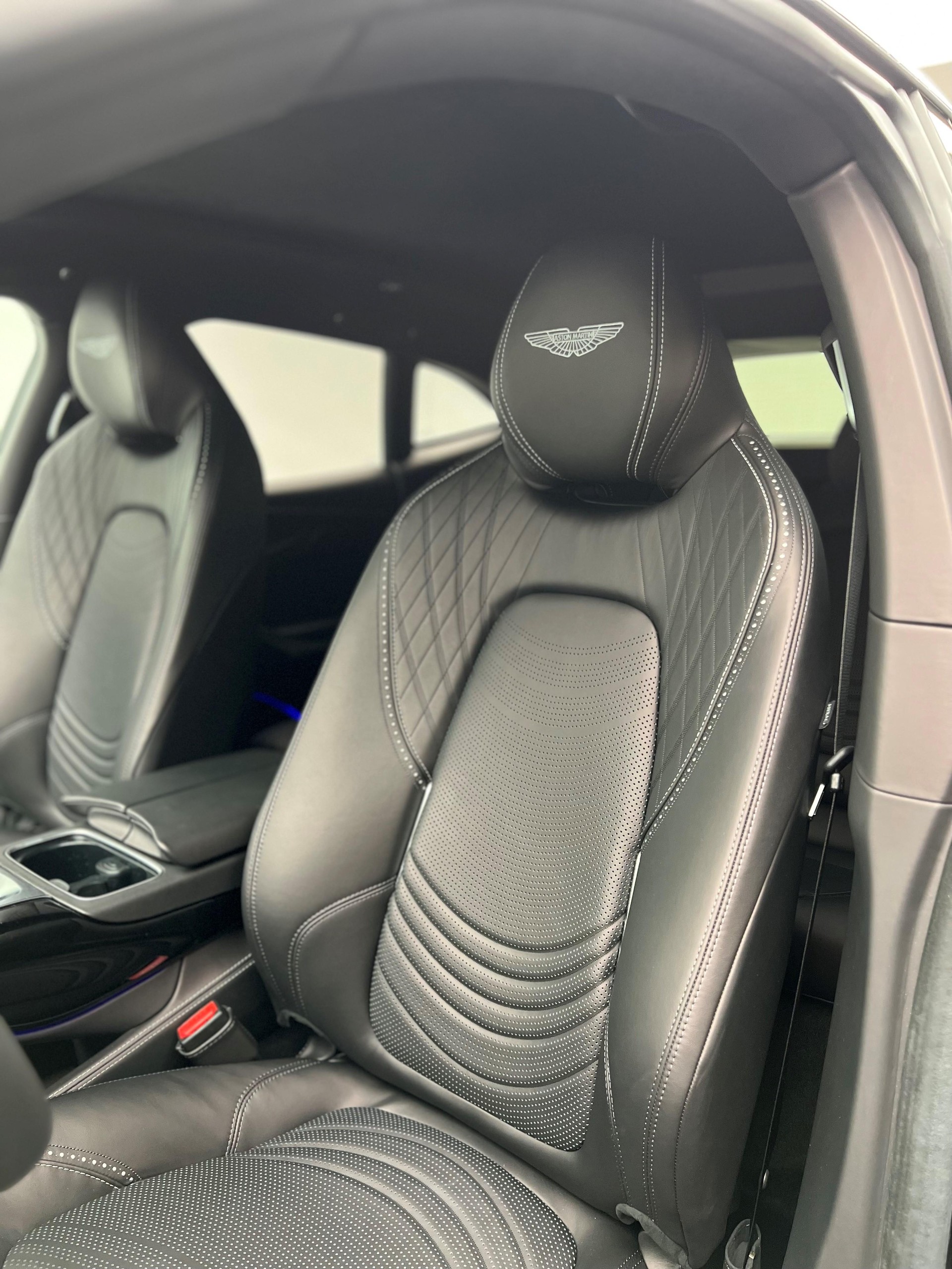 ASTON MARTIN DBX 4.0 V8 Bi-Turbo-image-5