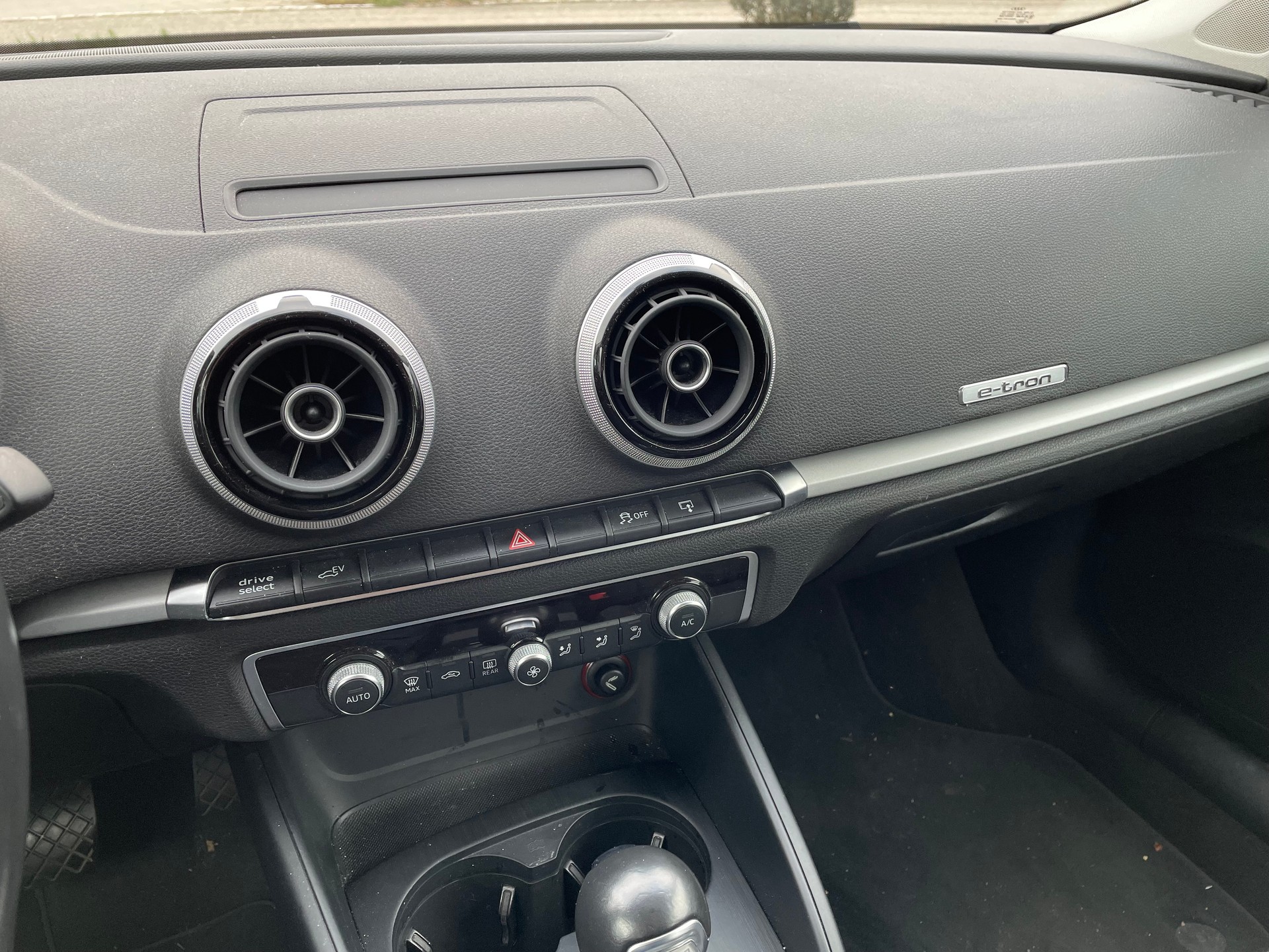 AUDI A3 Sportback 1.4 e-tron Attraction S-tronic-image-2
