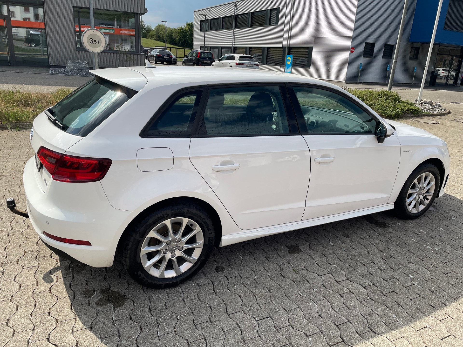AUDI A3 Sportback 1.4 e-tron Attraction S-tronic-image-1