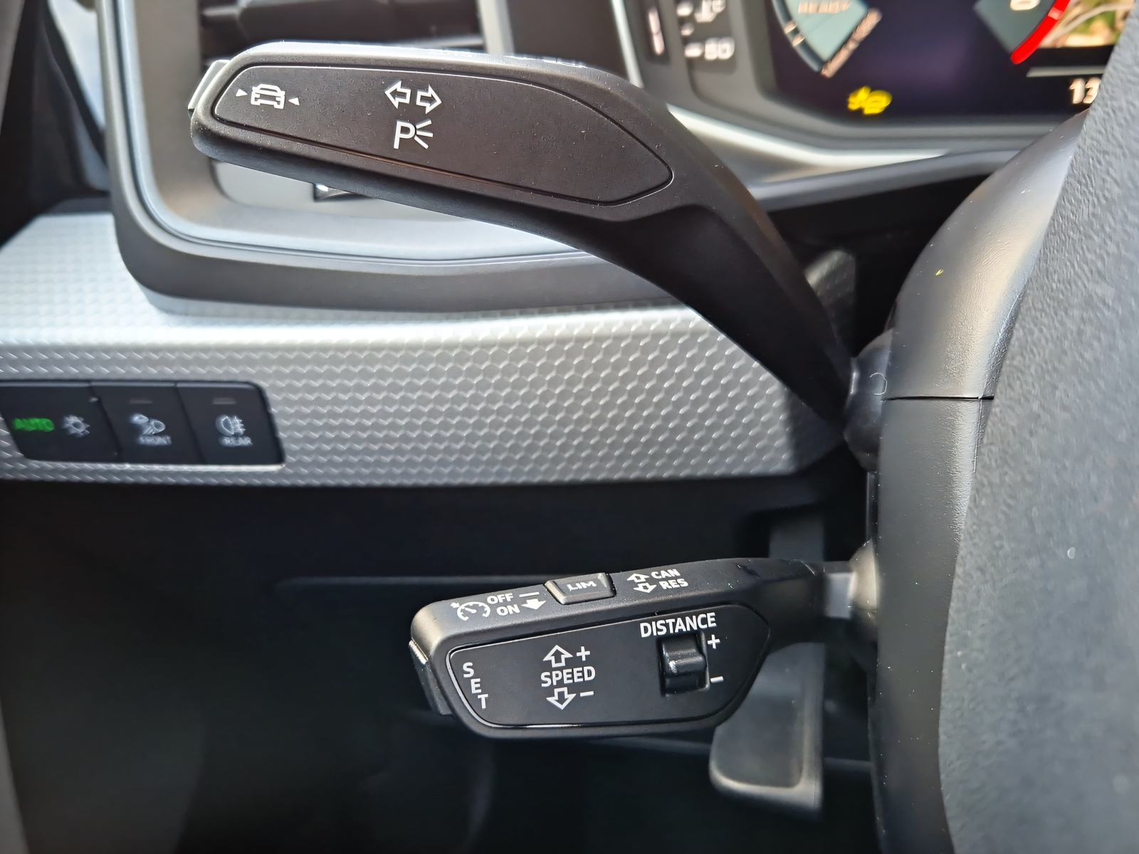 AUDI A1 Sportback 30 TFSI S Line Attraction S-tronic Chronosgrau Metallic-image-15