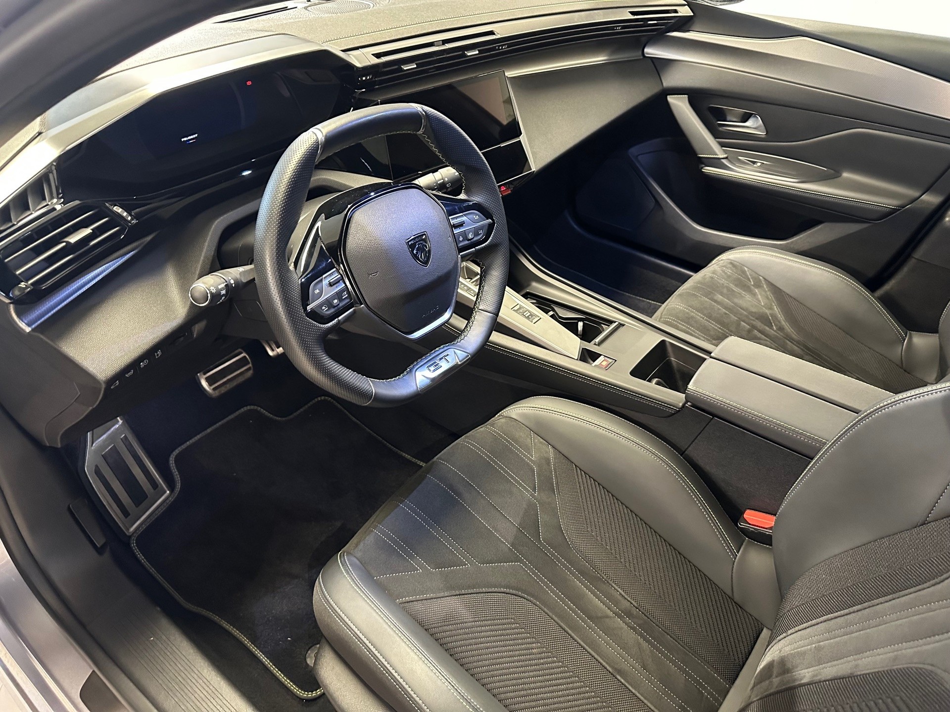 PEUGEOT 308 SW 1.6 PHEV 180 GT-image-9