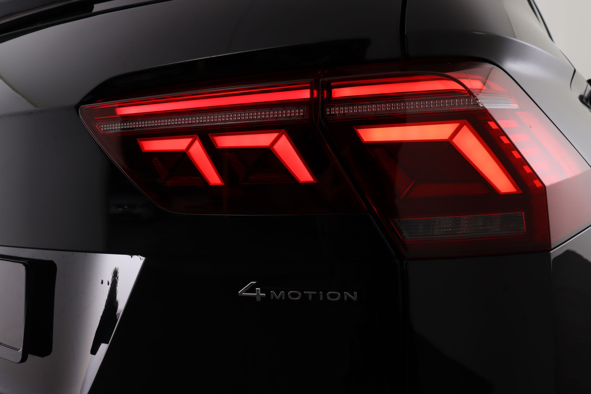 VW Tiguan 2.0TSI R-Line 4Motion DSG-image-9