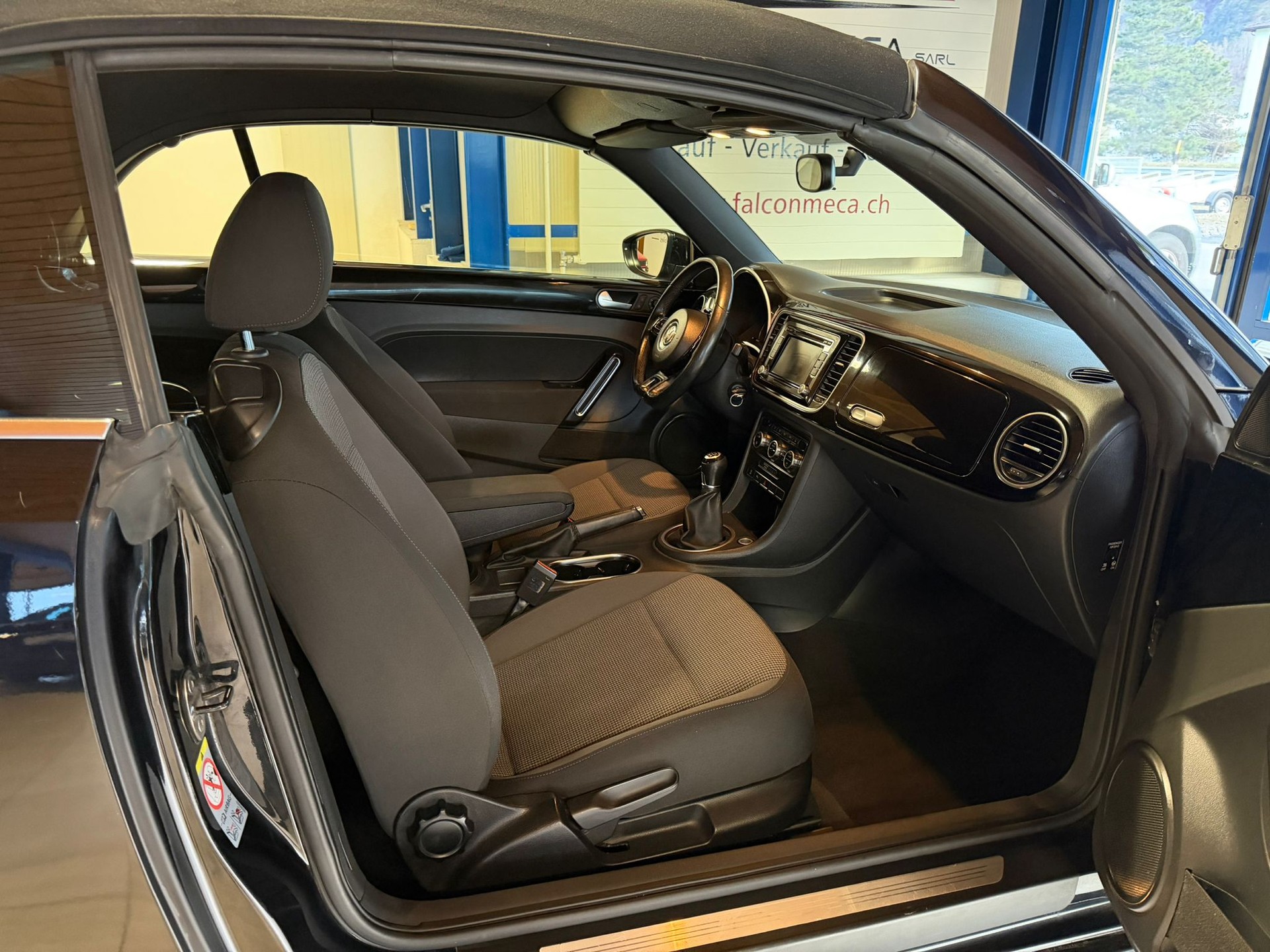 VW Beetle Cabrio 1.2 TSI BMT Design-image-12