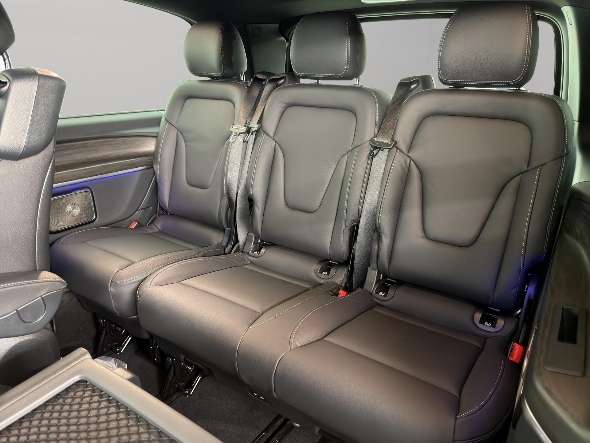 MERCEDES-BENZ V 250 d Avantgarde lang 4matic Van-image-7