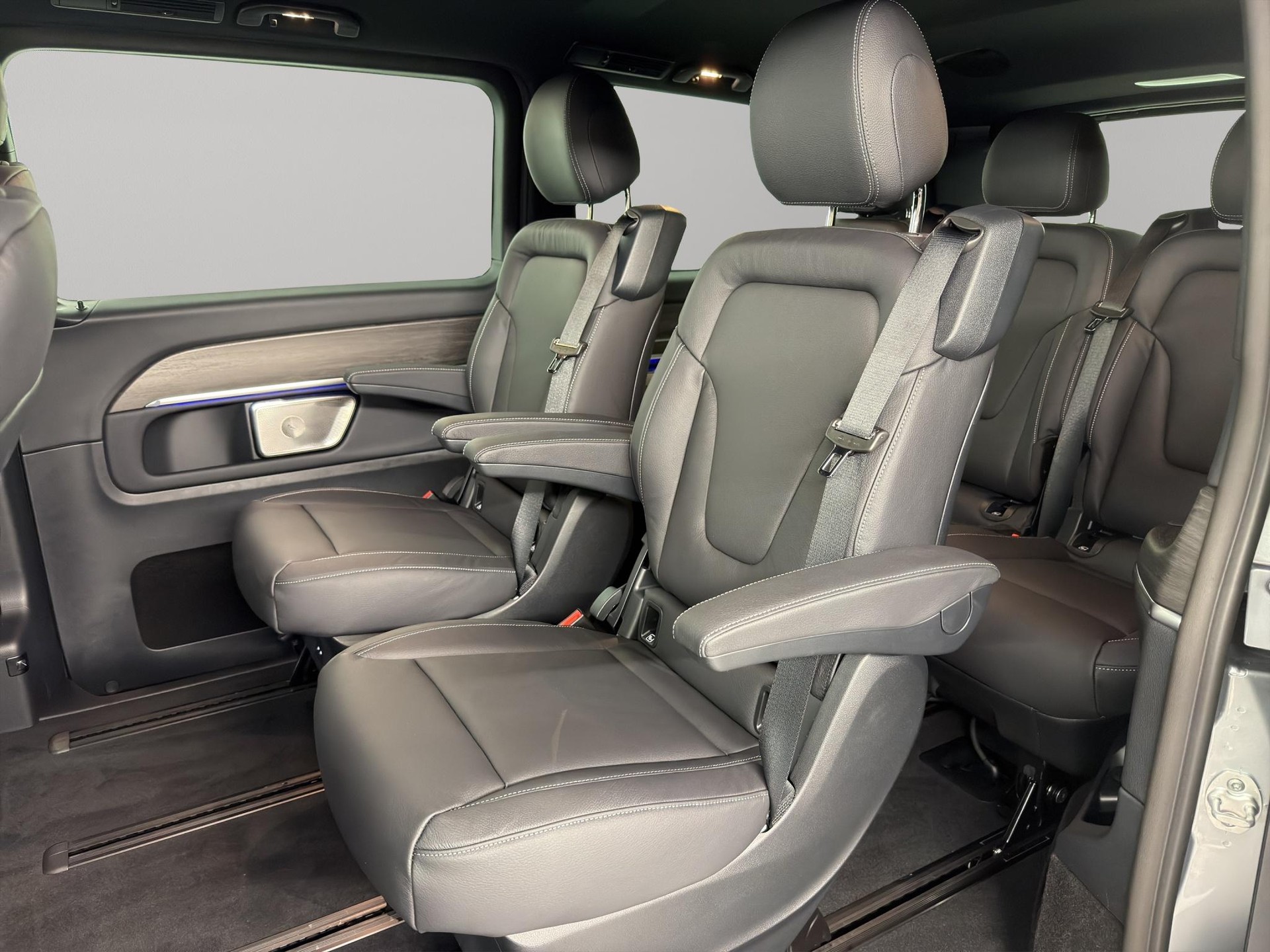 MERCEDES-BENZ V 250 d Avantgarde lang 4matic Van-image-5