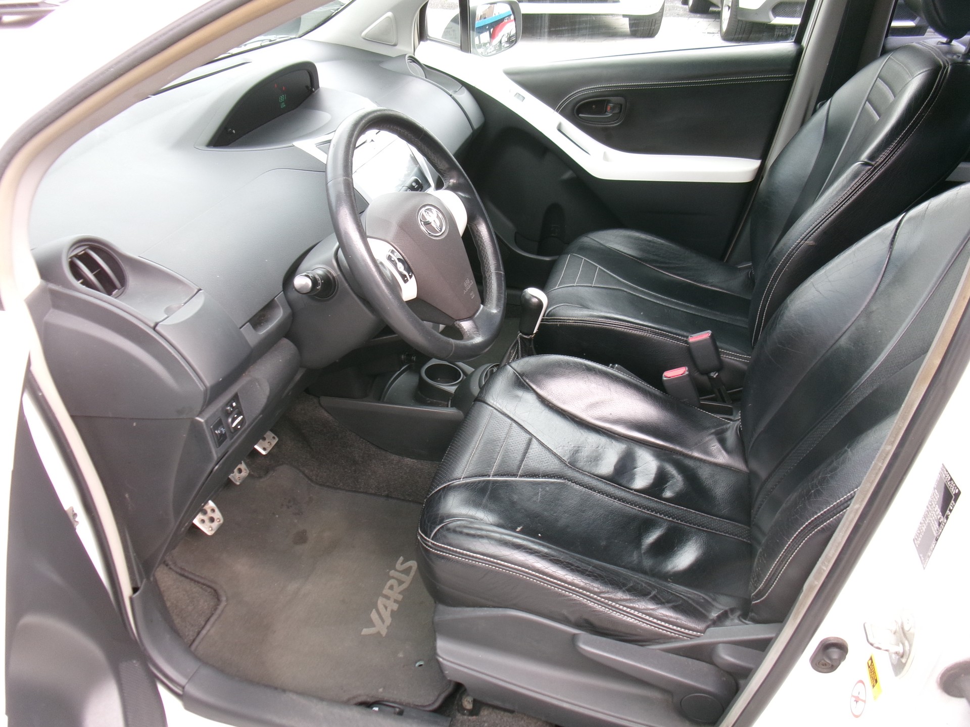 TOYOTA Yaris 1.4 D-4D Linea Terra-image-2
