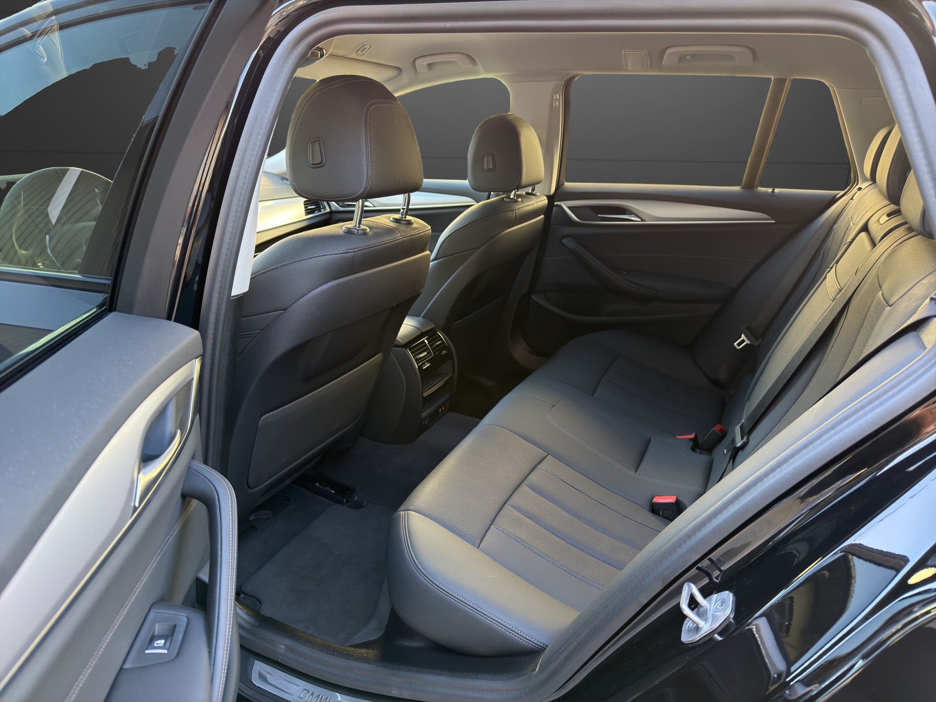 BMW 520d xDrive 48V Touring Fleet Edition Steptronic-image-12