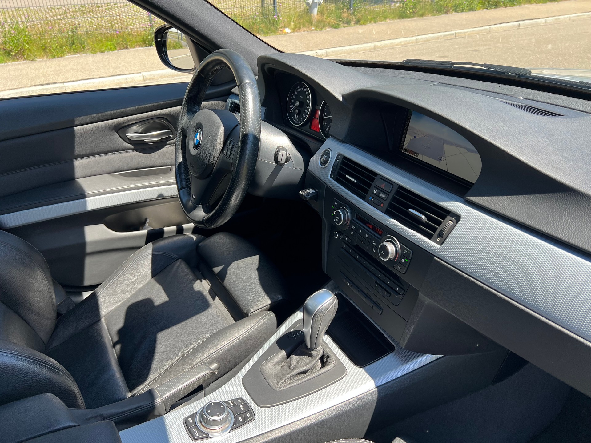 BMW 325i Touring Steptronic ***M-Sportpaket***-image-18