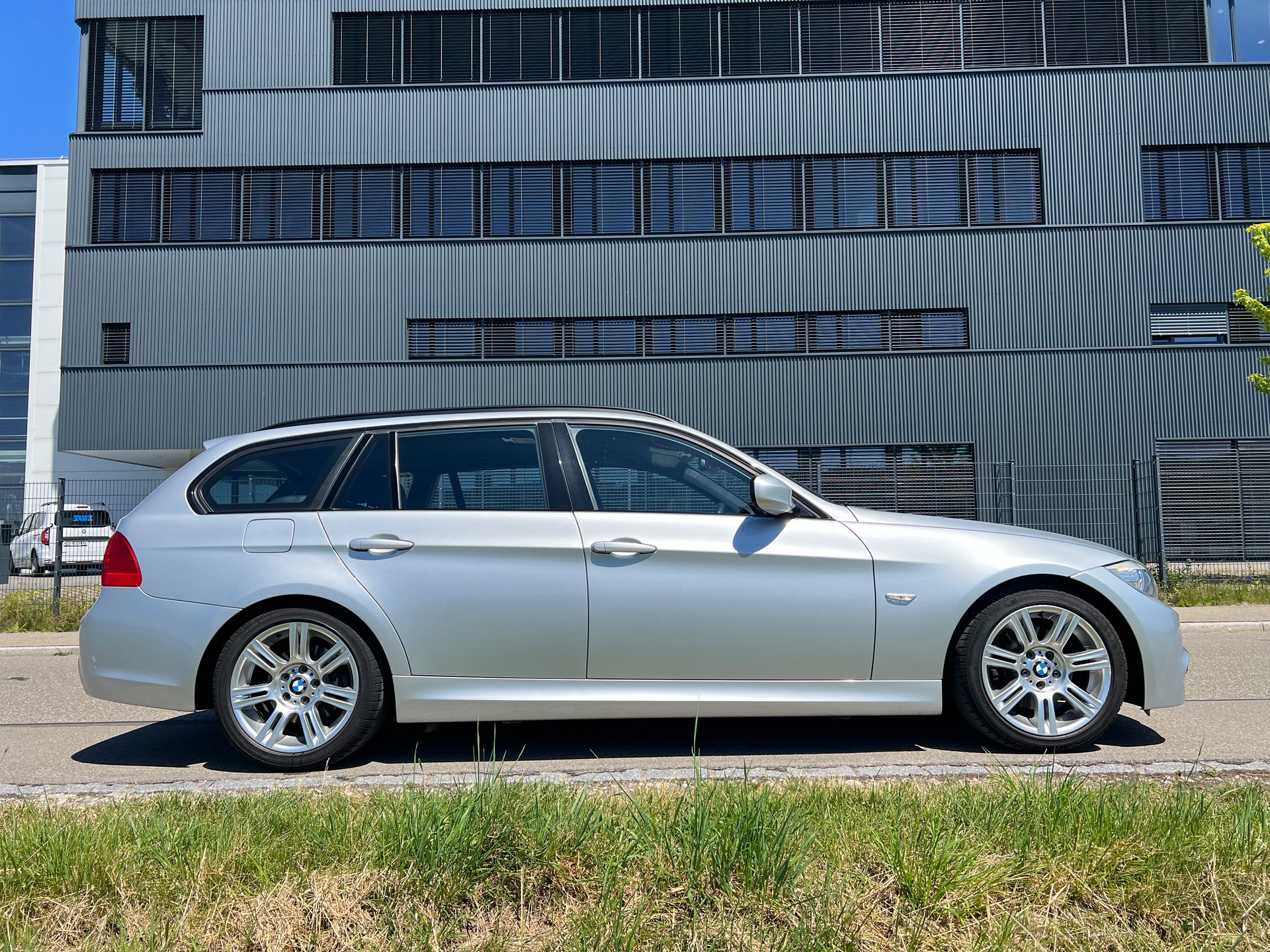 BMW 325i Touring Steptronic ***M-Sportpaket***-image-13
