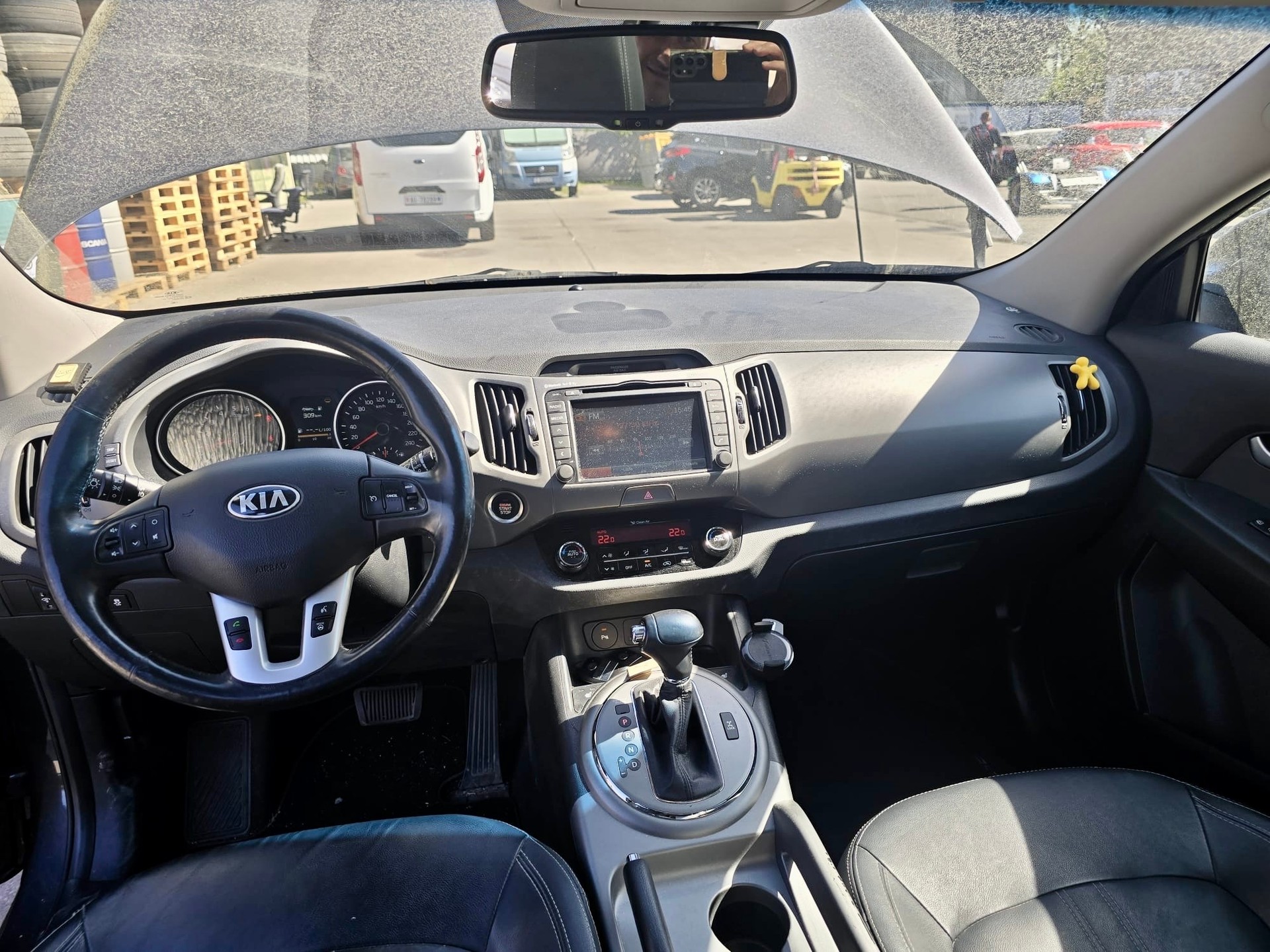KIA Sportage 2.0 CRDi Style 4WD Automatic-image-8