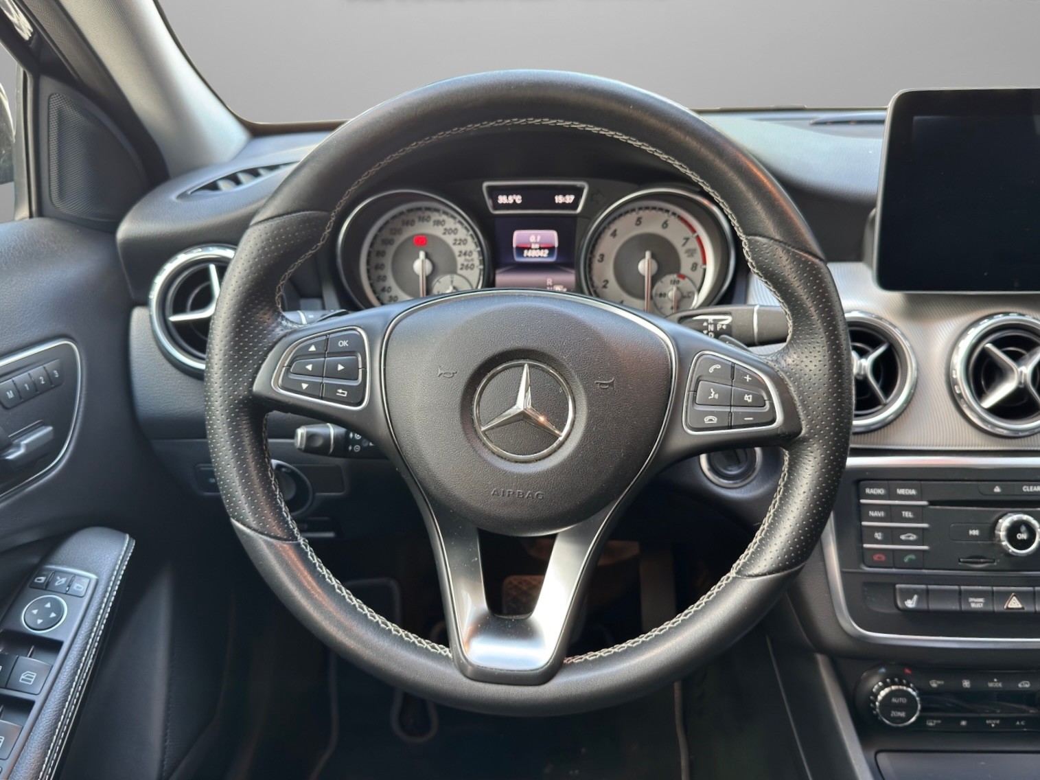 MERCEDES-BENZ GLA 200 Night Star 7G-DCT-image-9