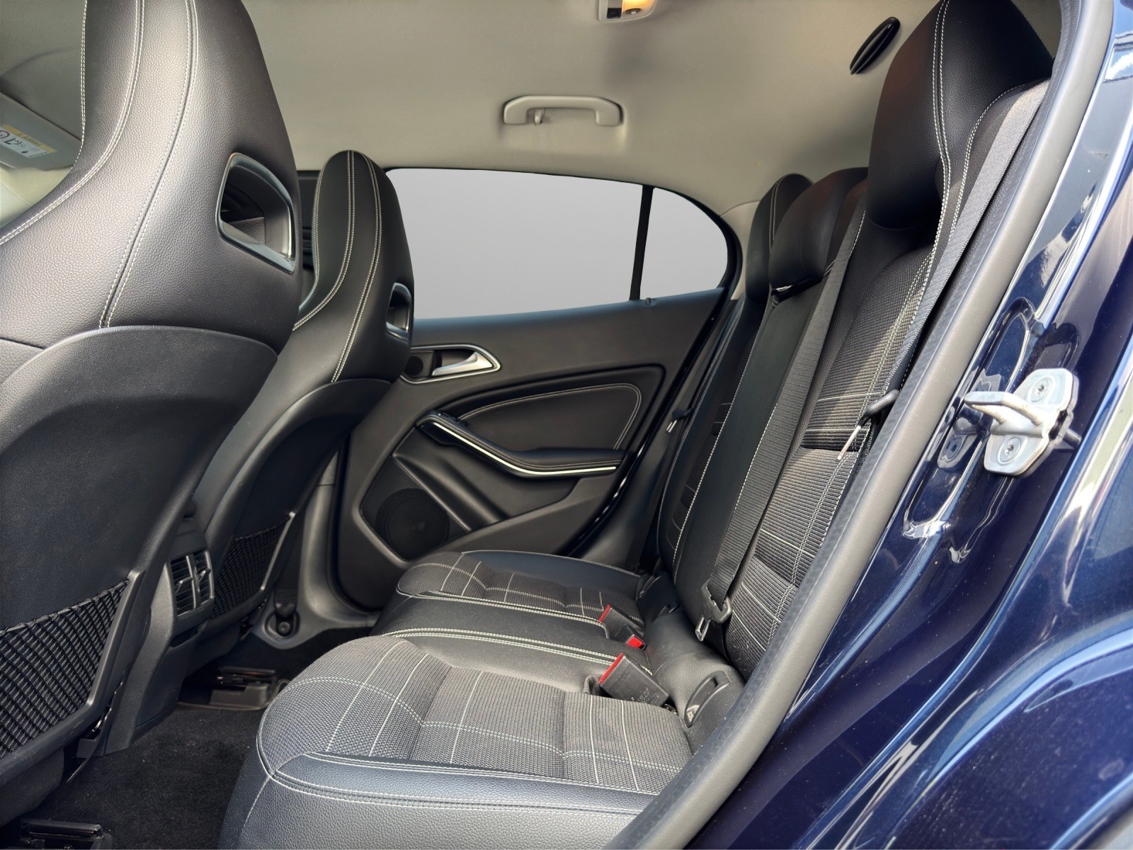 MERCEDES-BENZ GLA 200 Night Star 7G-DCT-image-10