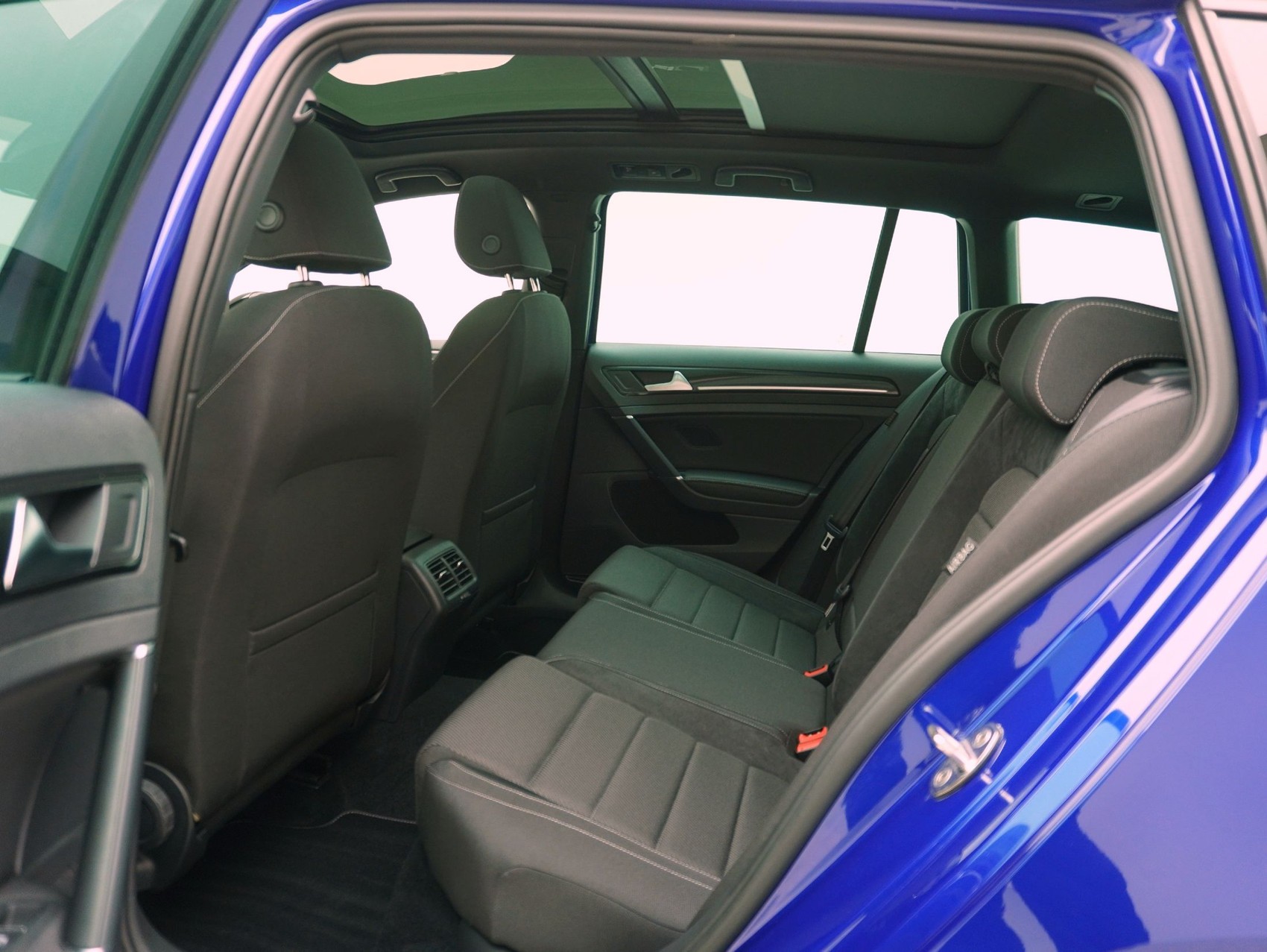 VW Golf 7 Variant 2.0 TSI DSG R 4Motion-image-13