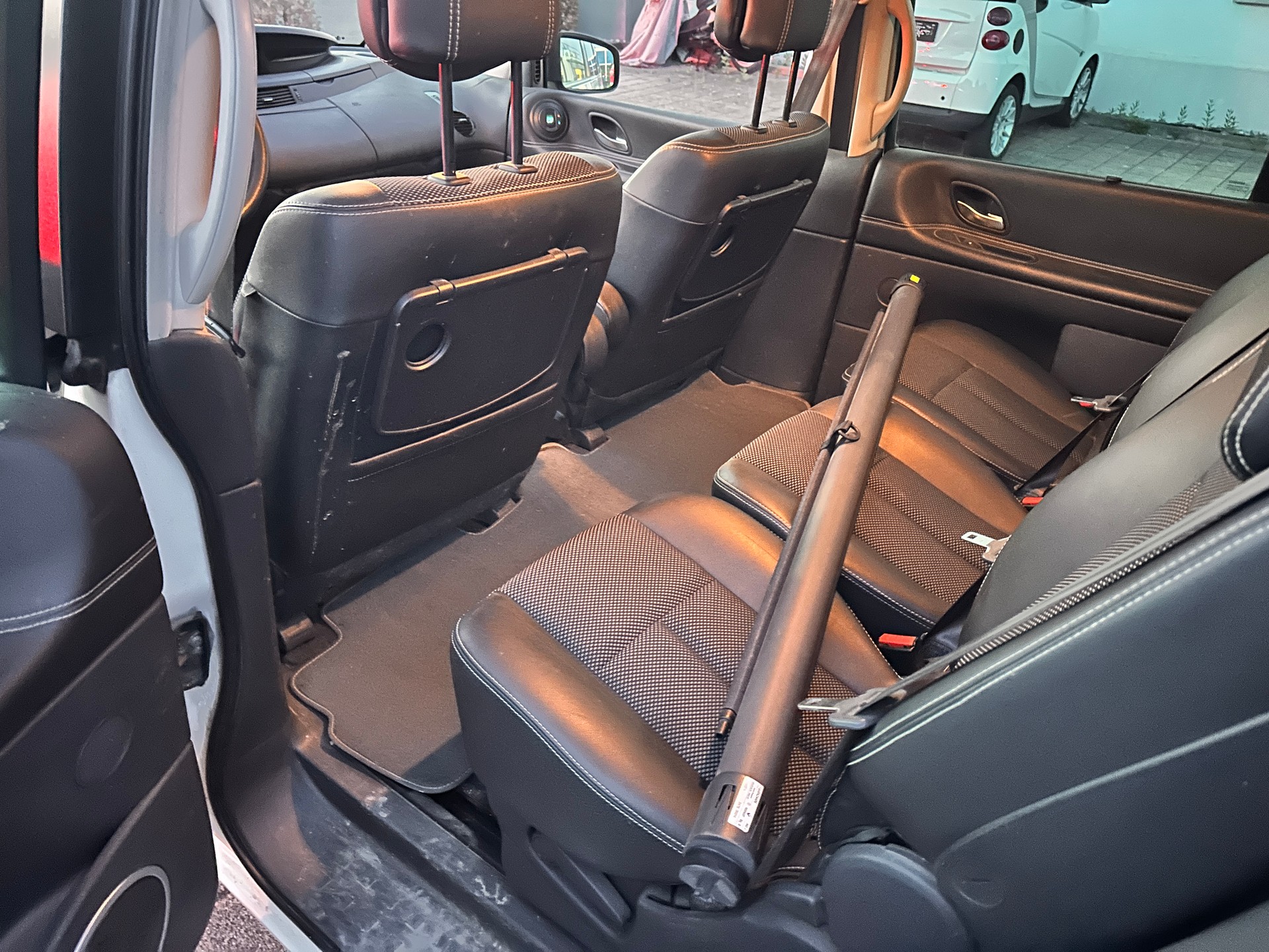 RENAULT Grand Espace 2.0 dCi Swiss Edition-image-12