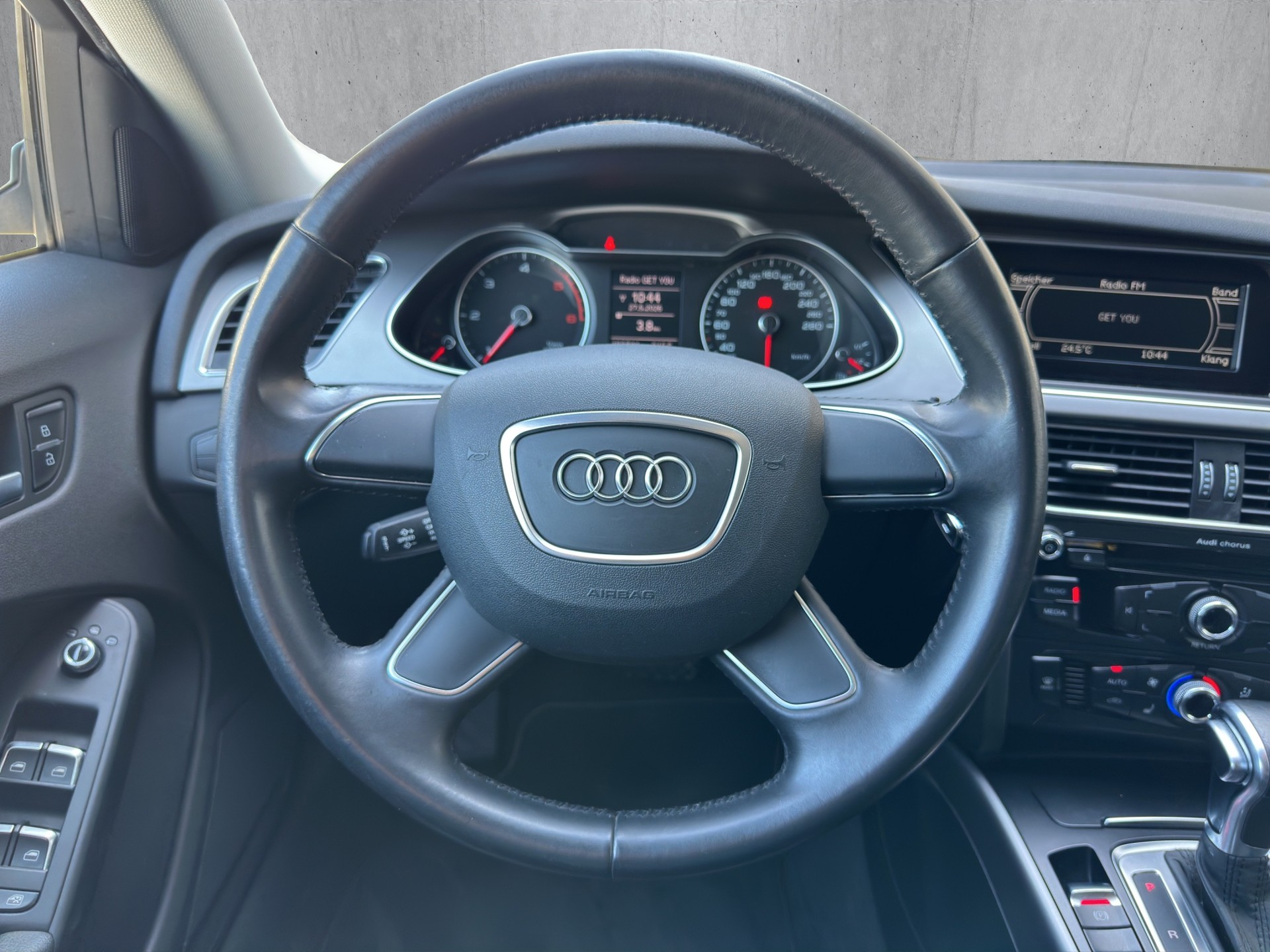 AUDI A4 Avant 2.0 TDI 177 quattro S-Tronic-image-16
