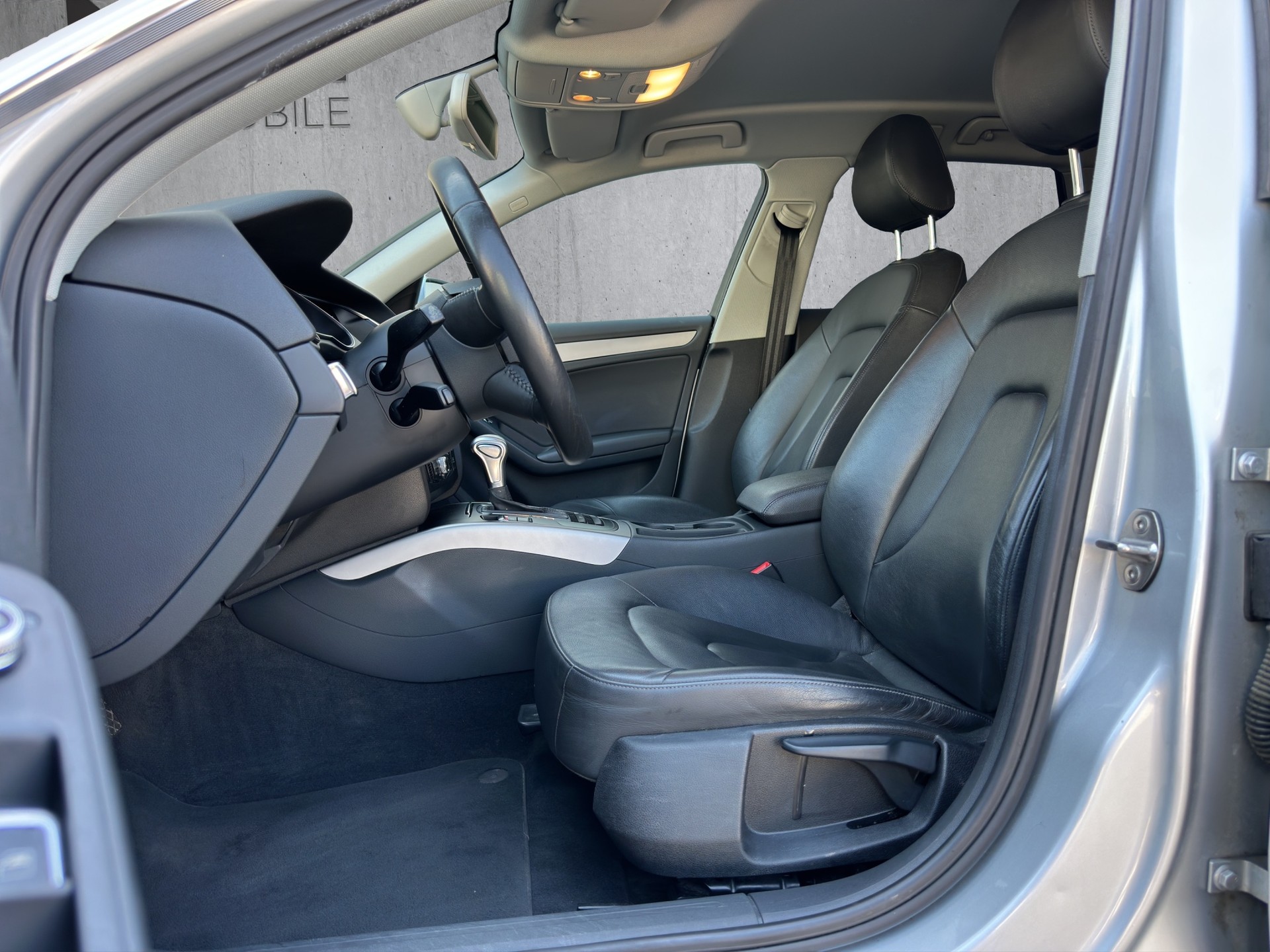 AUDI A4 Avant 2.0 TDI 177 quattro S-Tronic-image-10