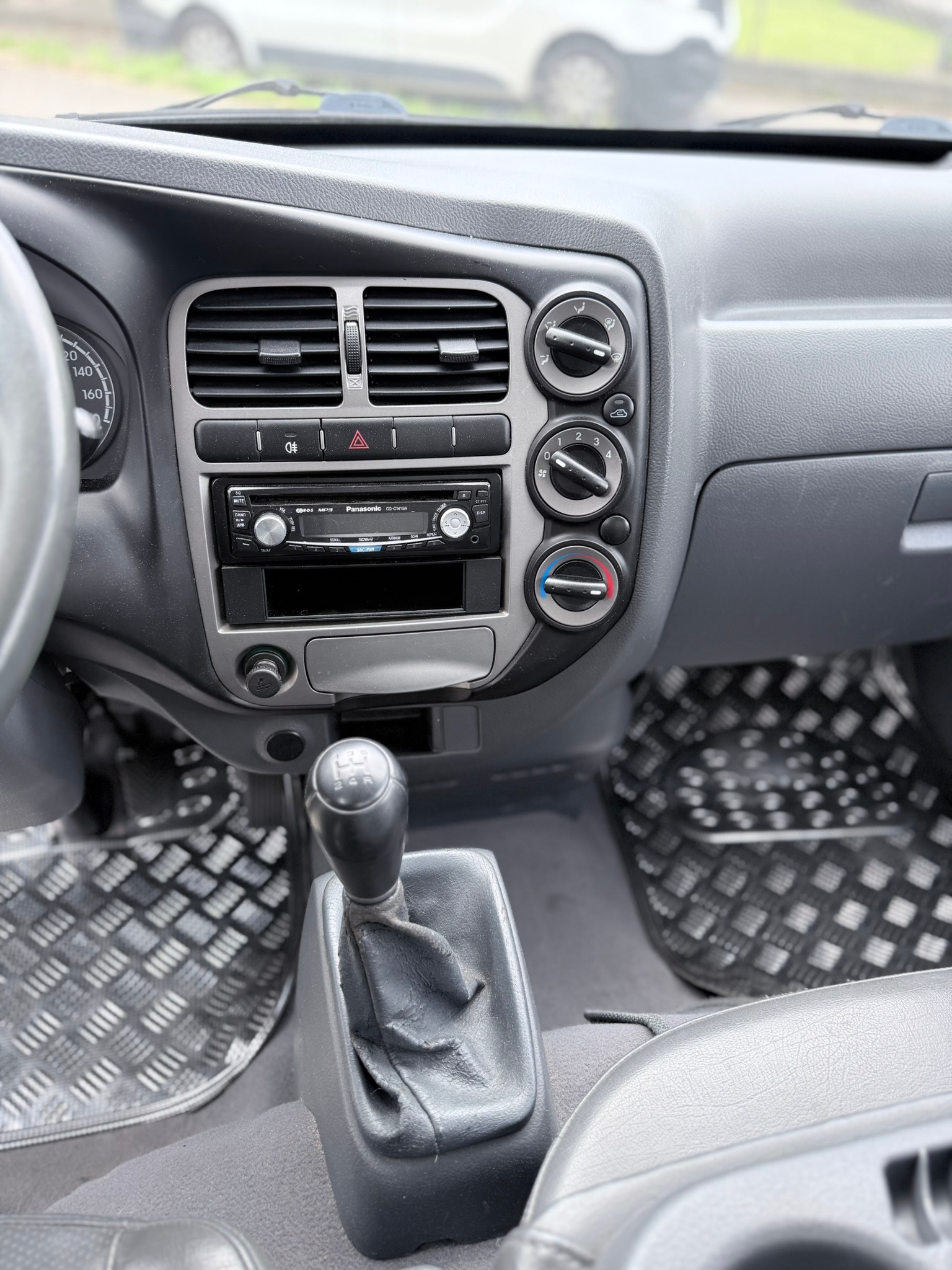 KIA K2900 CRDi-image-13