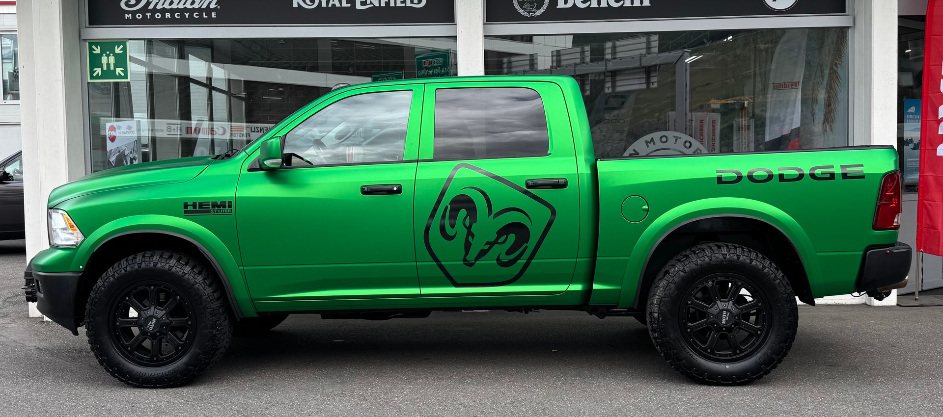DODGE Ram 1500 Crew Cab 5.7l V8 Laremie-image-2