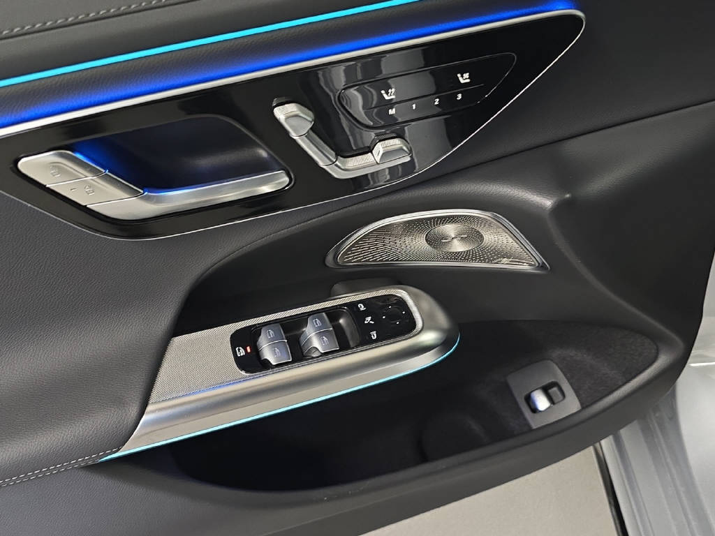 MERCEDES-BENZ E 300 de AMG Line 4Matic T-Modell-image-5