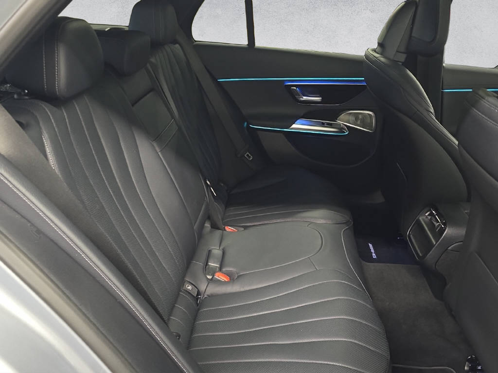 MERCEDES-BENZ E 300 de AMG Line 4Matic T-Modell-image-12