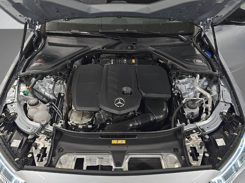 MERCEDES-BENZ E 300 de AMG Line 4Matic T-Modell-image-8