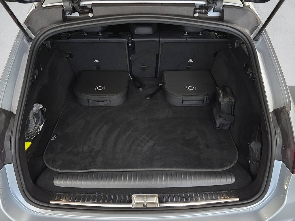 MERCEDES-BENZ E 300 de AMG Line 4Matic T-Modell-image-7