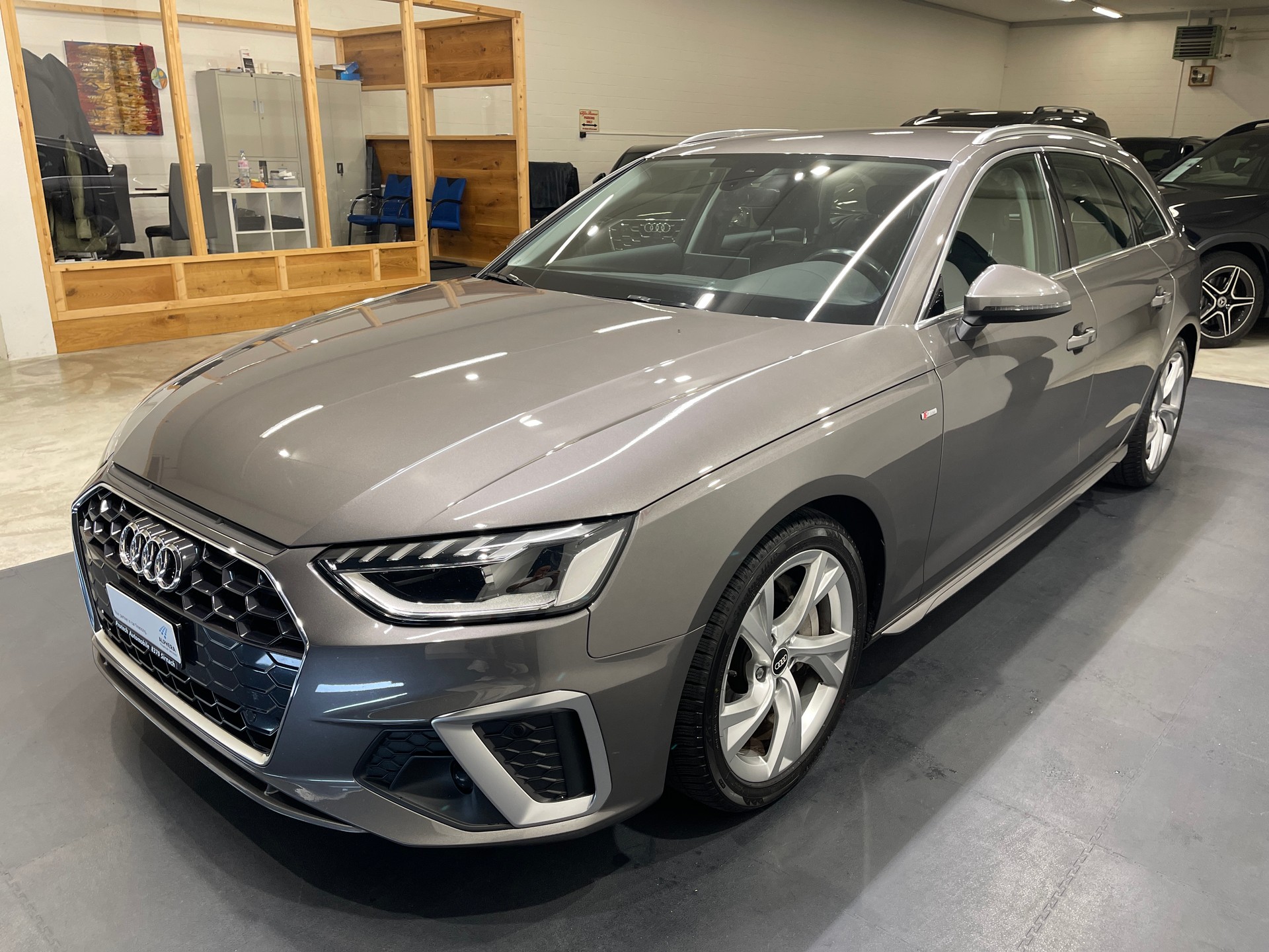 AUDI A4 Avant 40 TDI S line S-tronic-image-2