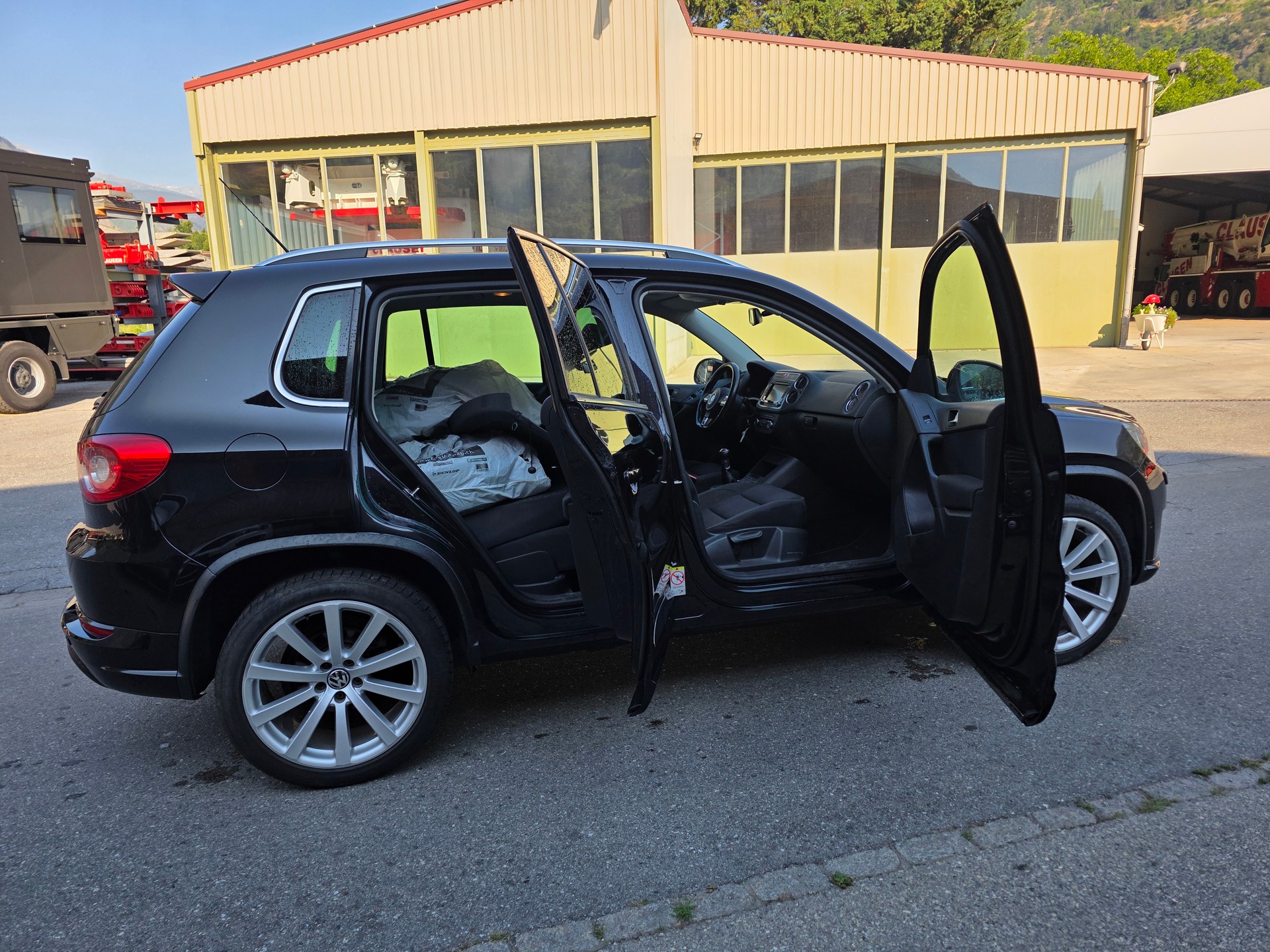 VW Tiguan 2.0 TSI Sport&Style-image-10