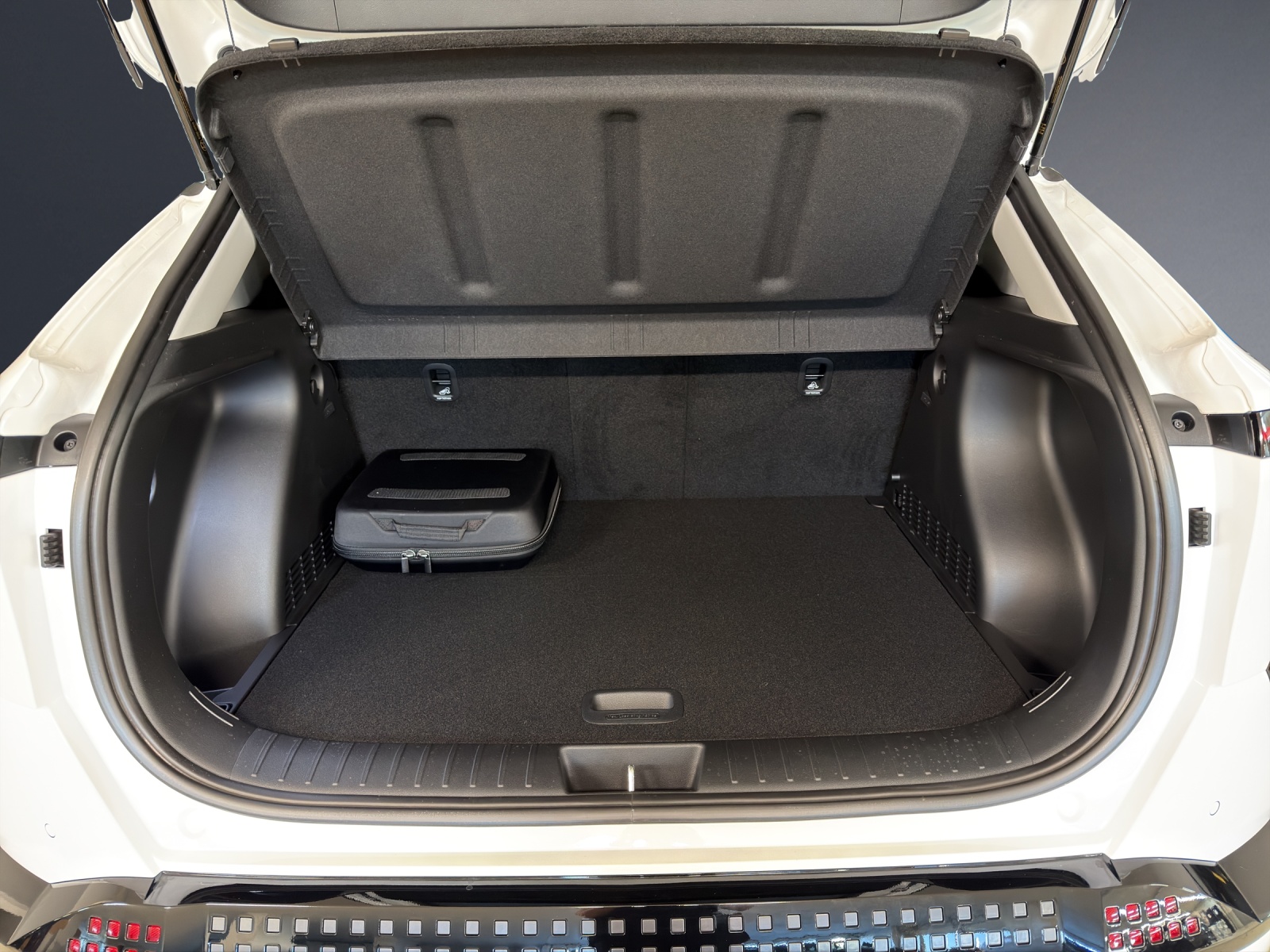 HYUNDAI Kona EV 65.4 kWh Amplia-image-17