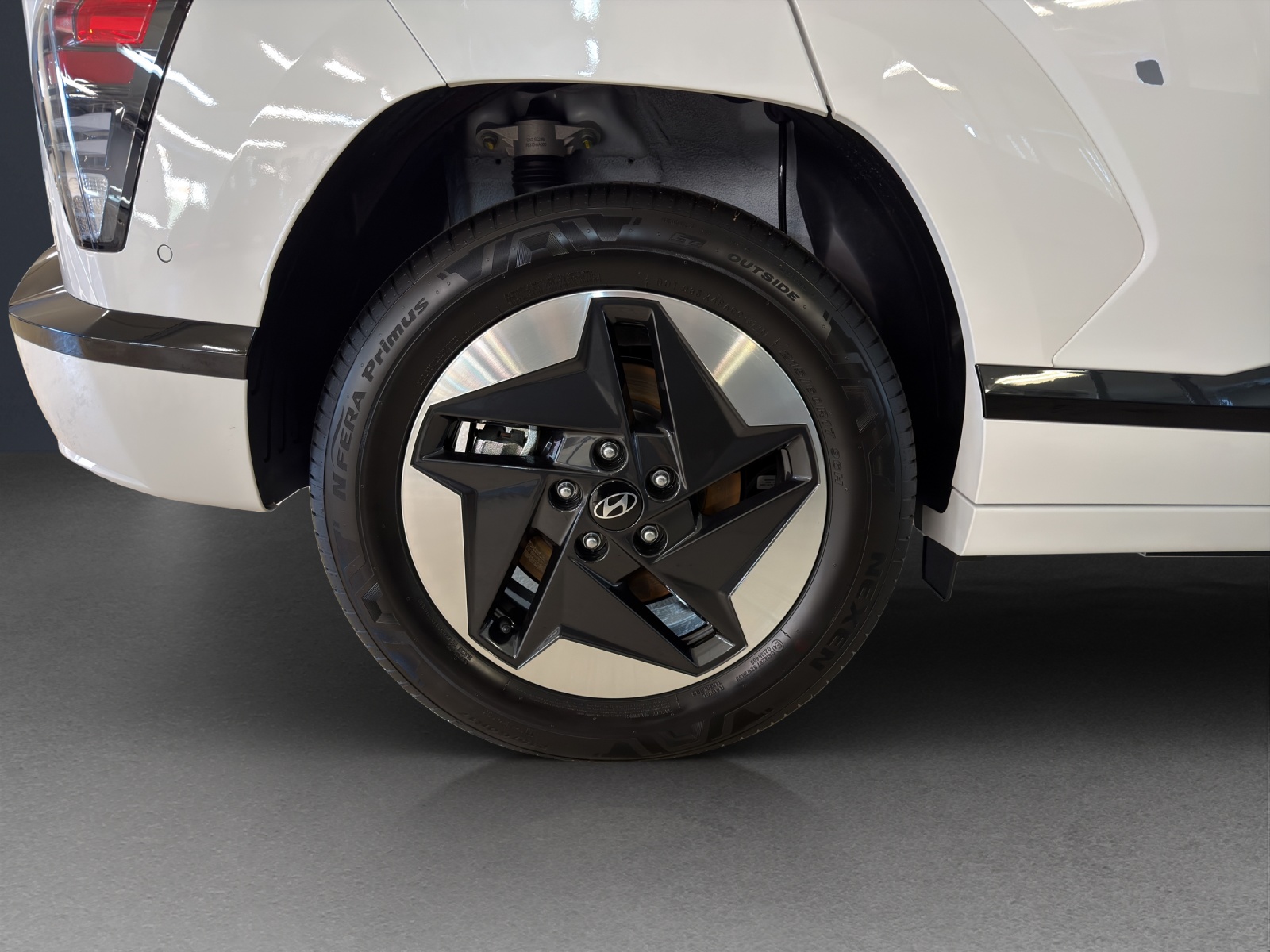 HYUNDAI Kona EV 65.4 kWh Amplia-image-18