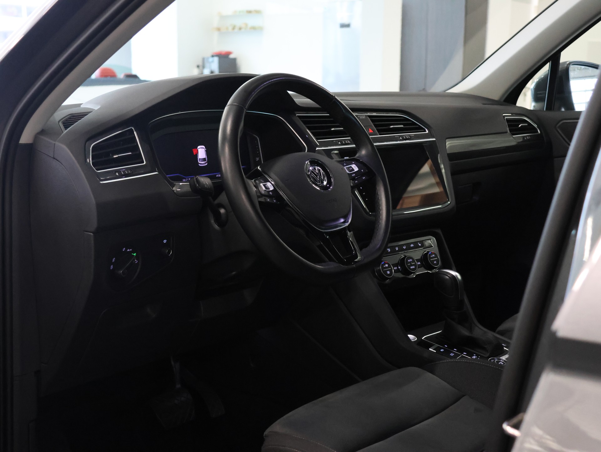VW Tiguan 2.0TSI Highline 4Motion DSG *Sitzheizung* *Rückfahrkamera*-image-11