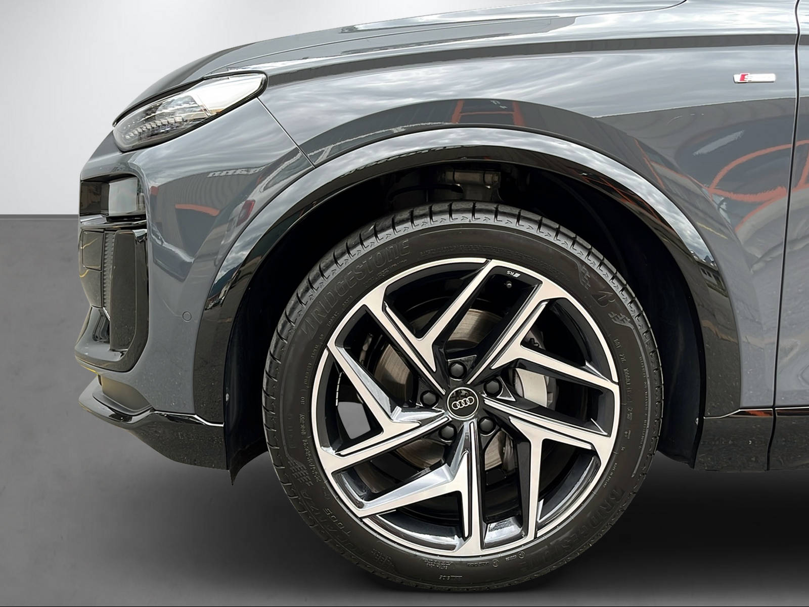 AUDI Q6 e-tron quattro-image-4
