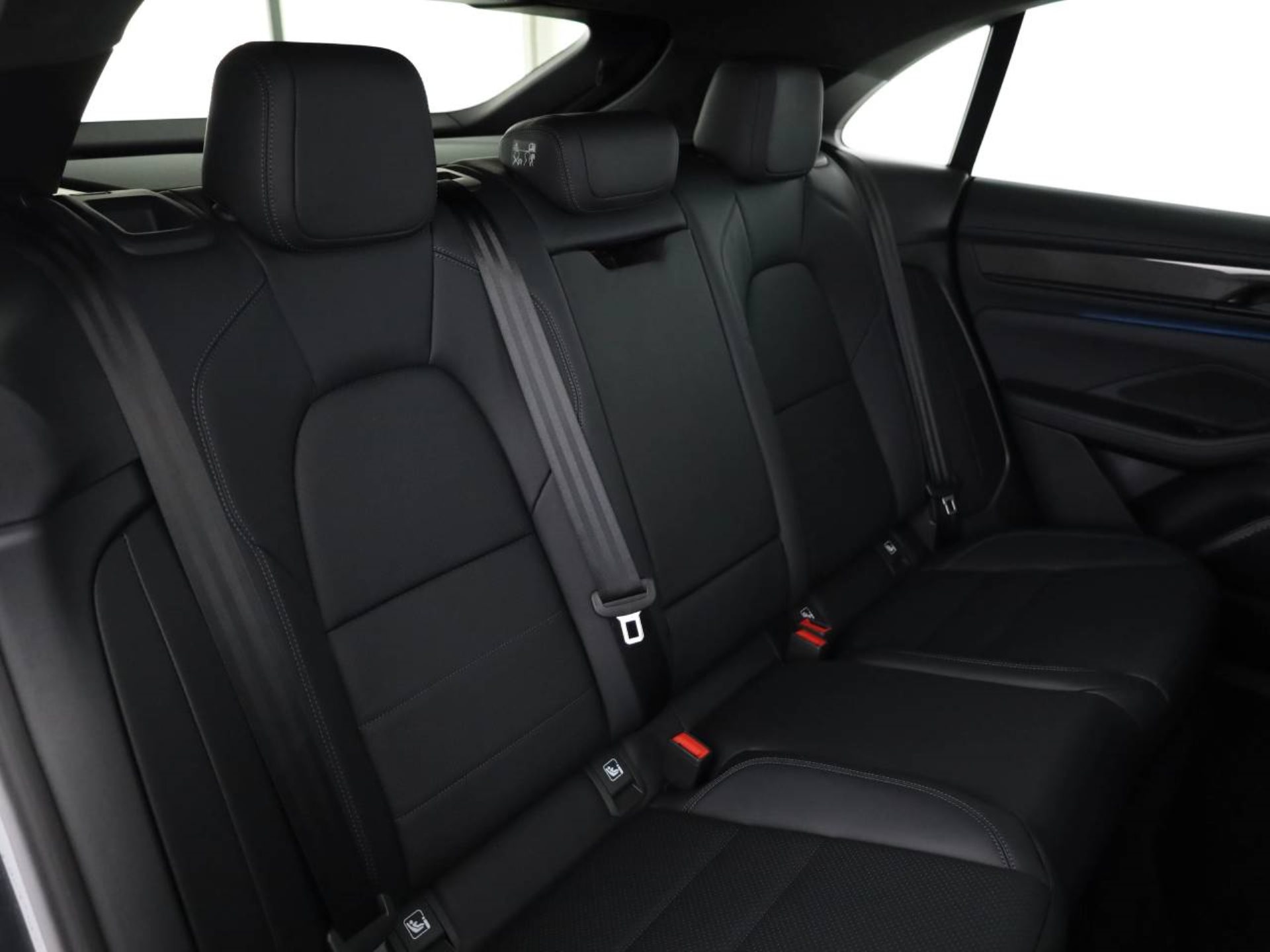 PORSCHE Macan Turbo-image-17