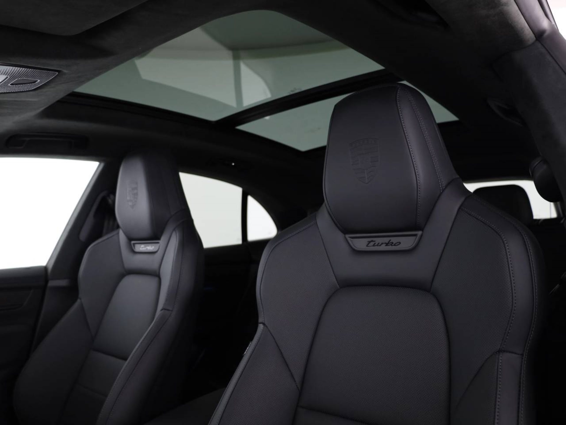 PORSCHE Macan Turbo-image-16