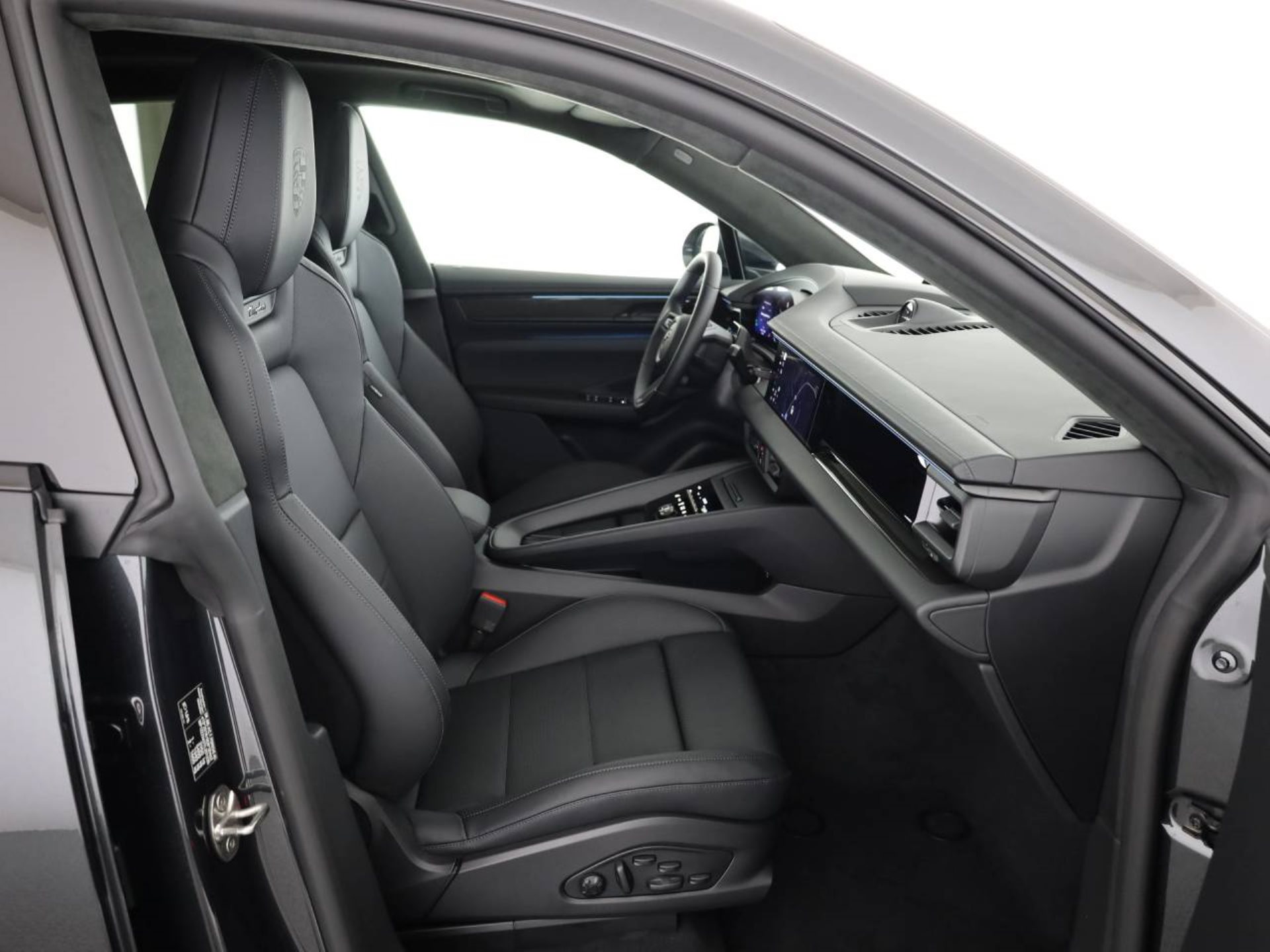 PORSCHE Macan Turbo-image-11