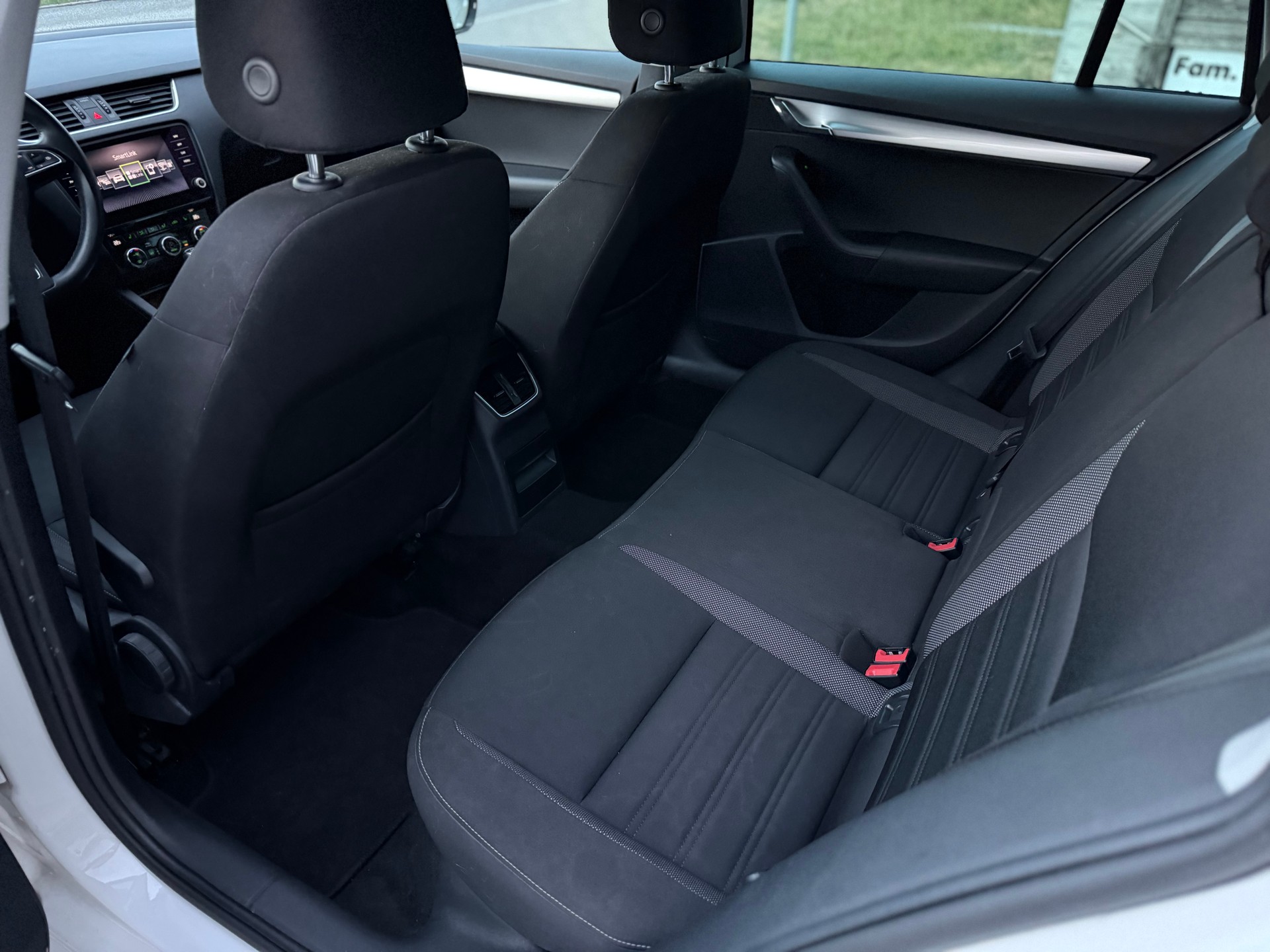 SKODA Octavia Combi 2.0 TDI Ambition DSG-image-13