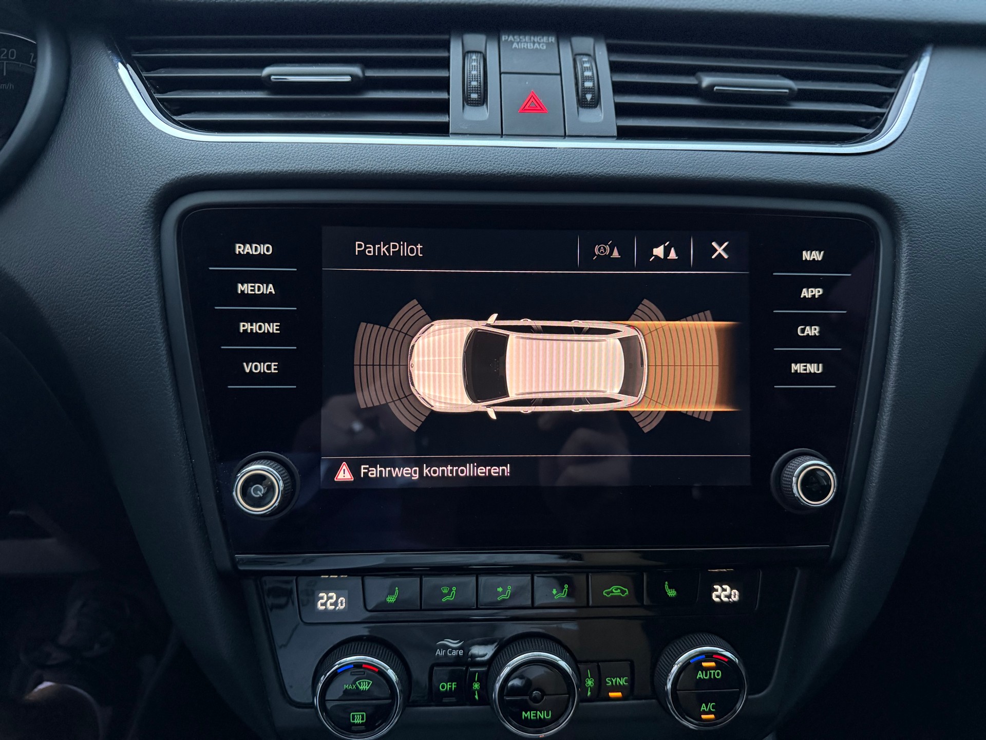 SKODA Octavia Combi 2.0 TDI Ambition DSG-image-10