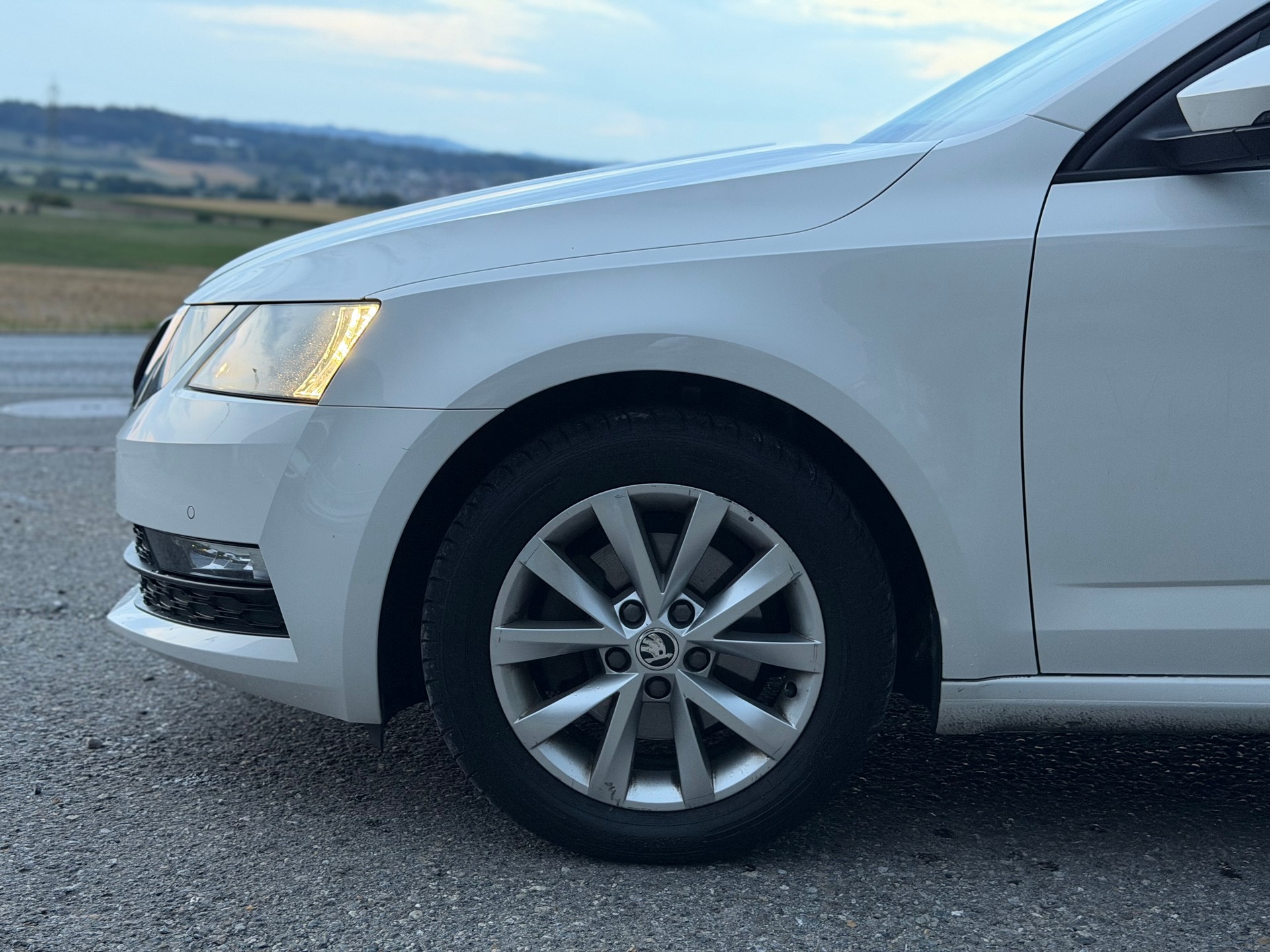 SKODA Octavia Combi 2.0 TDI Ambition DSG-image-2