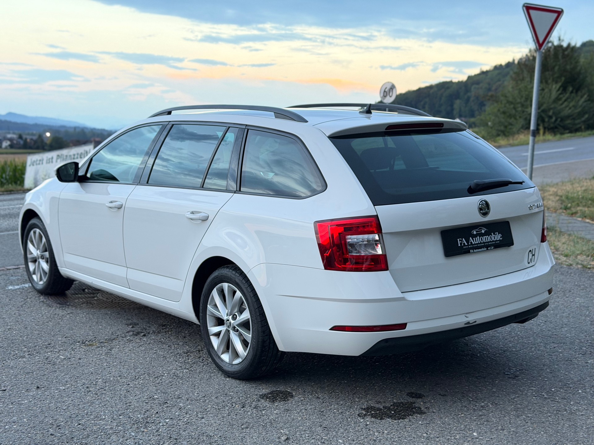 SKODA Octavia Combi 2.0 TDI Ambition DSG-image-5