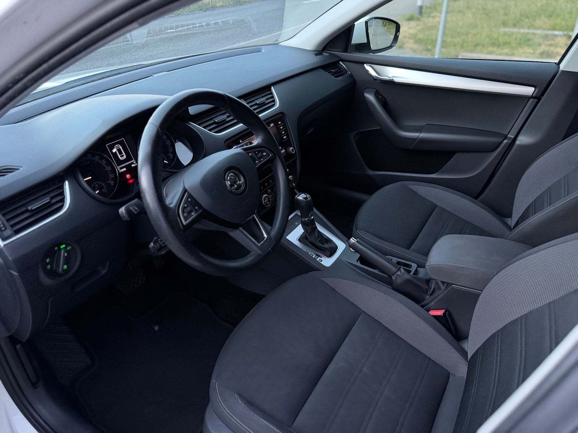 SKODA Octavia Combi 2.0 TDI Ambition DSG-image-6